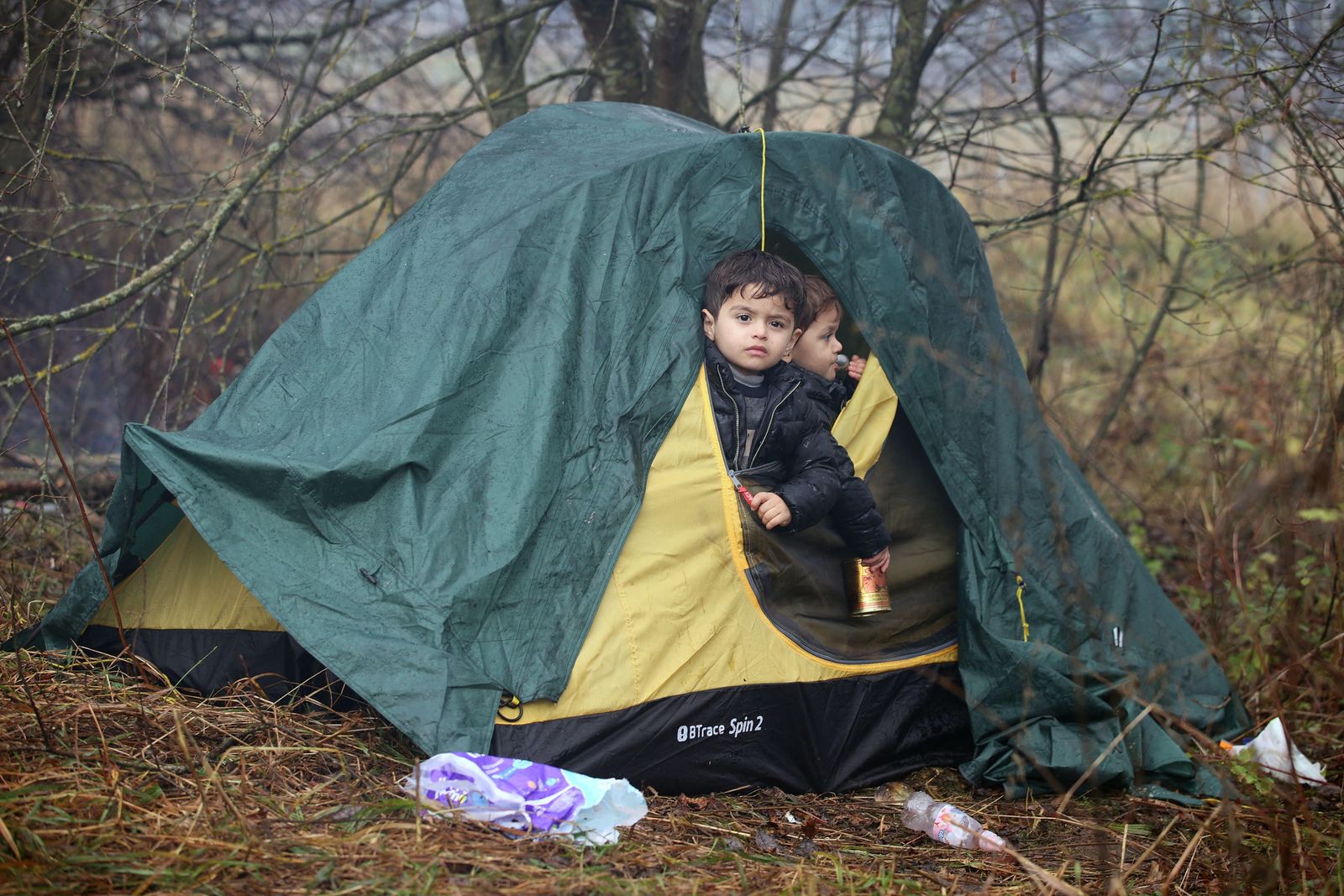 طفلان مهاجران في خيمة على حدود بيلاروسيا مع بولندا - 8 نوفمبر 2021 - AFP