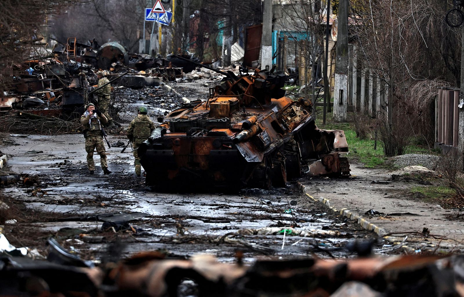 دبابات ومدرعات روسية مدمرة في منطقة بوتشا بمحيط العاصمة الأوكرانية كييف - 02 أبريل 2022 - REUTERS
