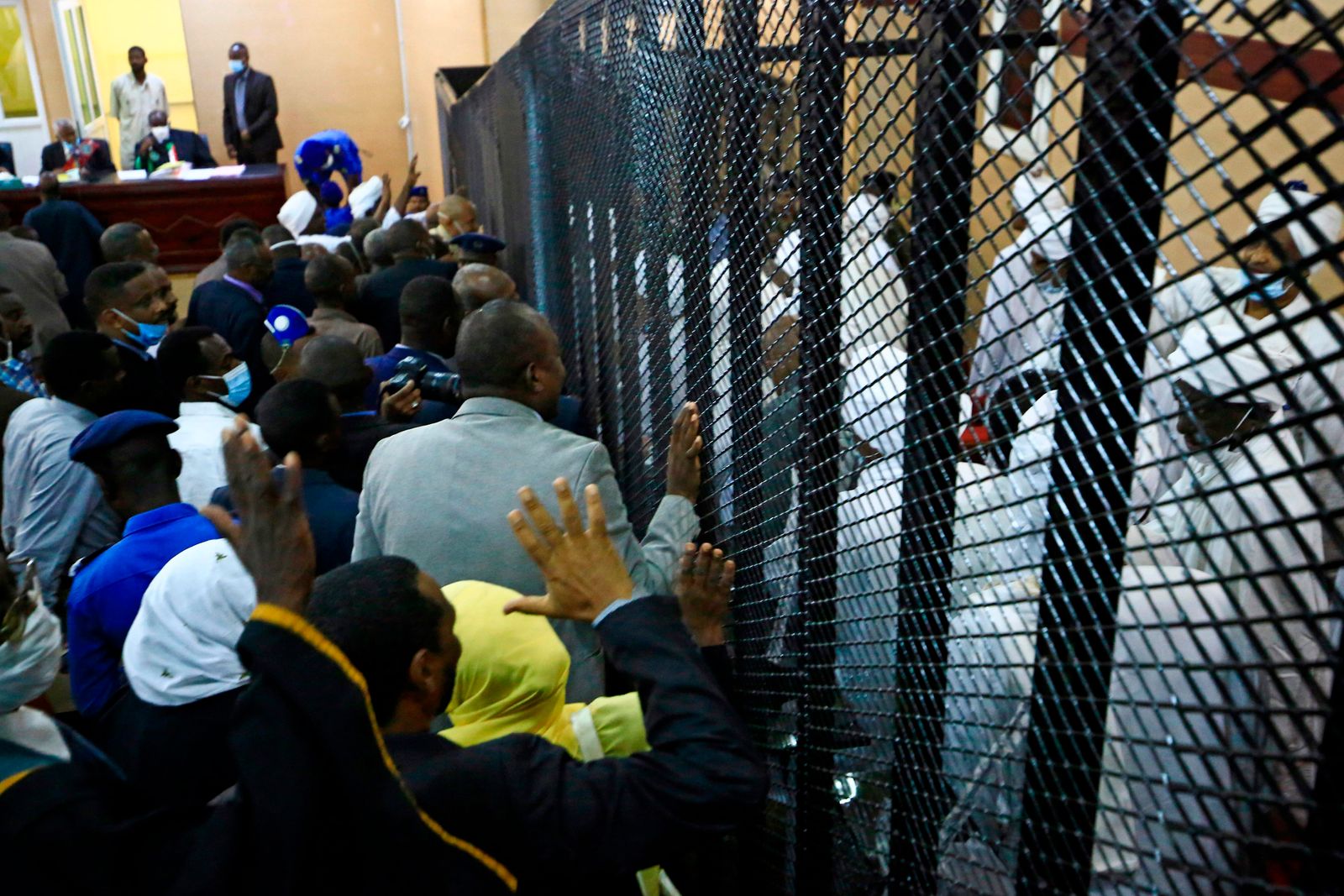 تم تصوير المتهمين الـ 27 المتهمين بالرئيس السوداني المخلوع عمر البشير خلف القضبان خلال المحاكمة في محكمة في العاصمة الخرطوم ، في 21 يوليو 2020. تواجه انتفاضة الديمقراطية العام الماضي محاكمة بسبب الانقلاب العسكري الذي أوصله إلى السلطة قبل أكثر من ثلاثة عقود. والبشير ، 76 سنة ، الذي يقف وراء القضبان بسبب الفساد ، قد يواجه عقوبة الإعدام إذا أدين بتهمة انقلابه عام 1989 ضد حكومة رئيس الوزراء المنتخب ديمقراطيا صادق المهدي. كما كان في الرصيف نواب الرئيس البشير السابق طه وبكري حسن صالح والعديد من الوزراء السابقين والمحافظين. (تصوير أشرف شاذلي / وكالة الصحافة الفرنسية) - AFP