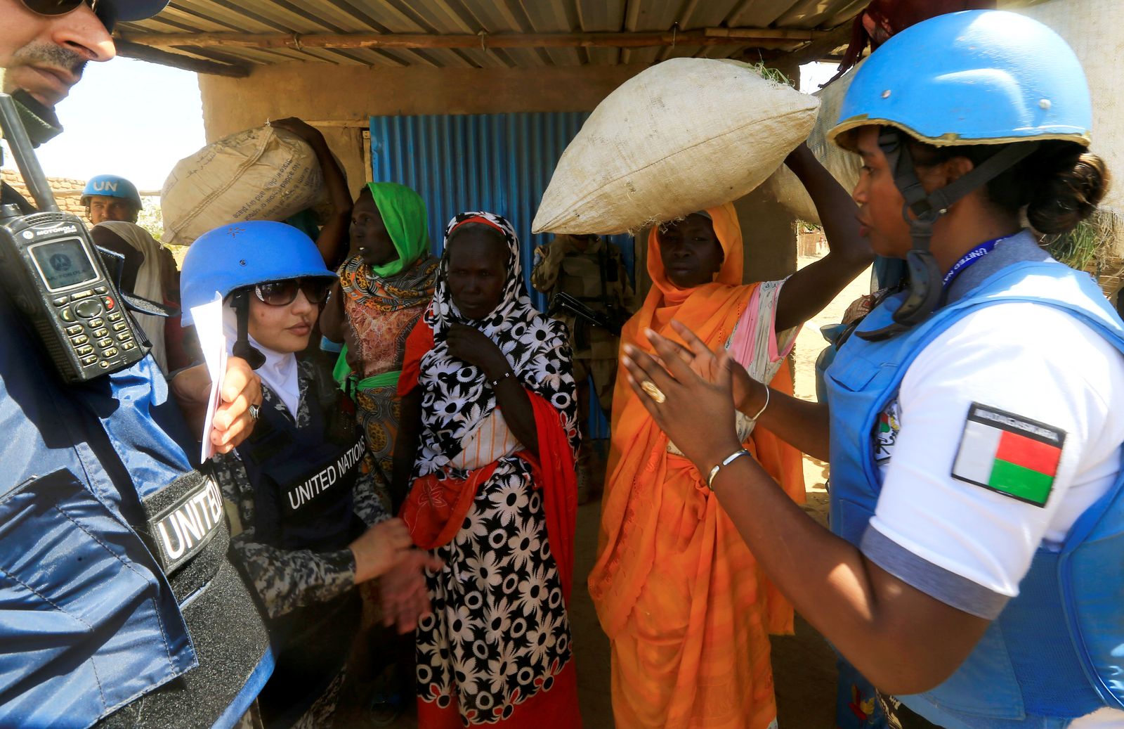 موظفو الأمم المتحدة يتحدثون إلى نساء سودانيات نازحات في مخيم كلمة في دارفور - REUTERS