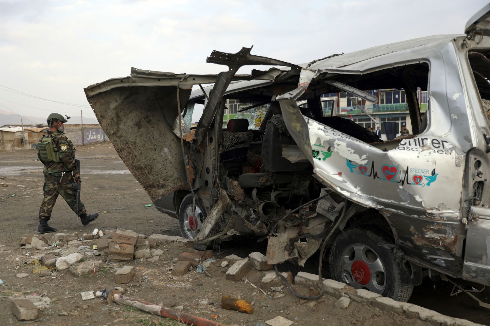 حطام بعد تفجير في كابول - 7 مارس 2021 - AP