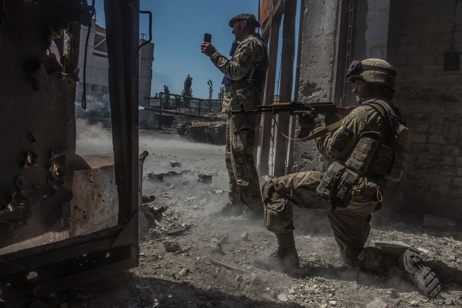 أفراد من الجيش الأوكراني في وضع الاستعداد بينما تطلق دبابة النار باتجاه القوات الروسية في المنطقة الصناعية لمدينة سيفيرودونتسك - 20 يونيو 2022 - REUTERS