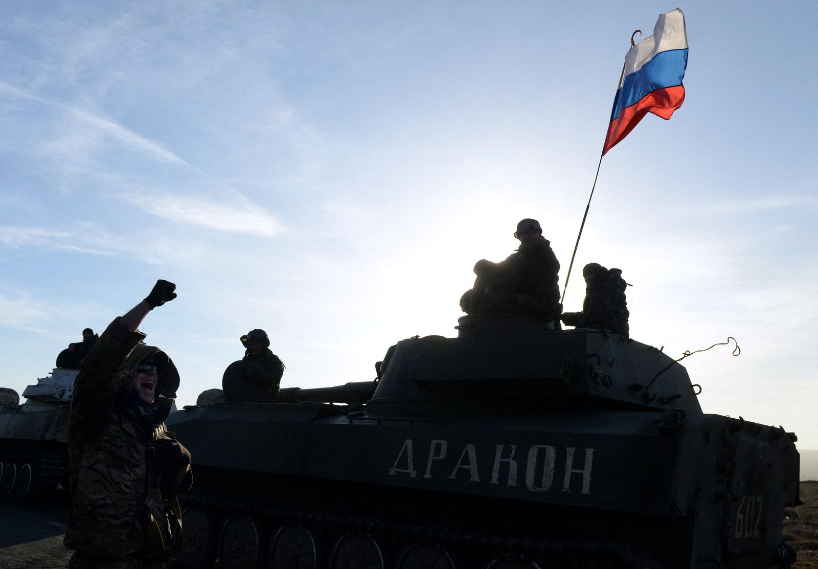 علم روسيا يرفرف فوق إحدى الدبابات على الحدود مع أوكرانيا - AFP