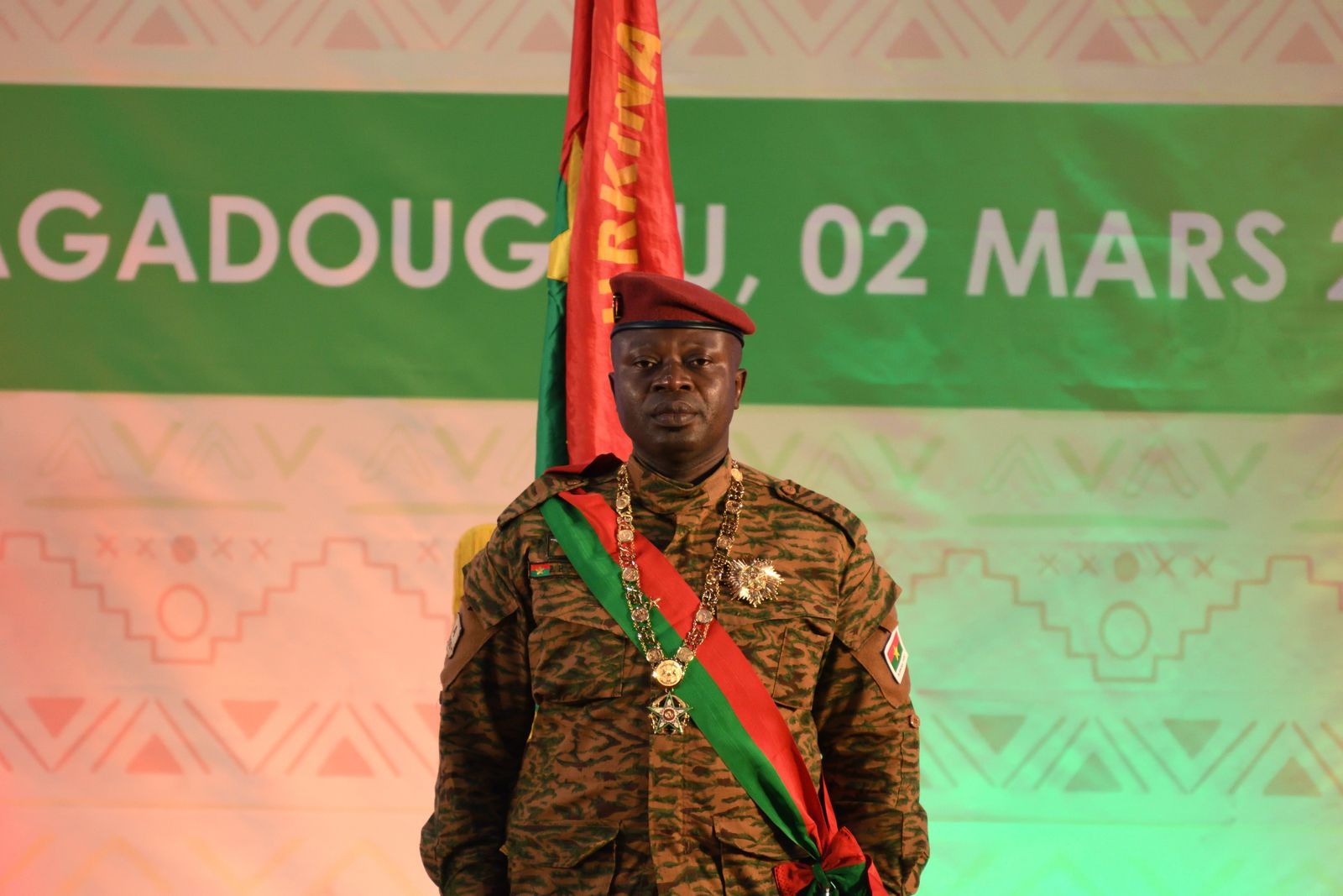 المقدّم بول هنري داميبا يؤدي القسم الدستورية رئيساً لفترة انتقالية مدتها ثلاث سنوات في بوركينا فاسو - 2 مارس 2022 - REUTERS