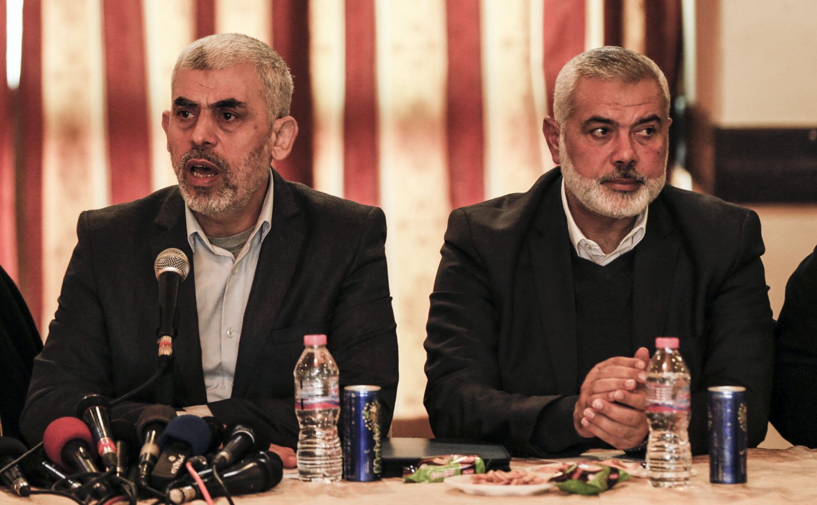 إسماعيل هنية، رئيس المكتب السياسي لحركة حماس (يمين)، ويحيى السنوار، رئيس المكتب السياسي للحركة في قطاع غزة (يسار)، 26 ديسمبر 2017