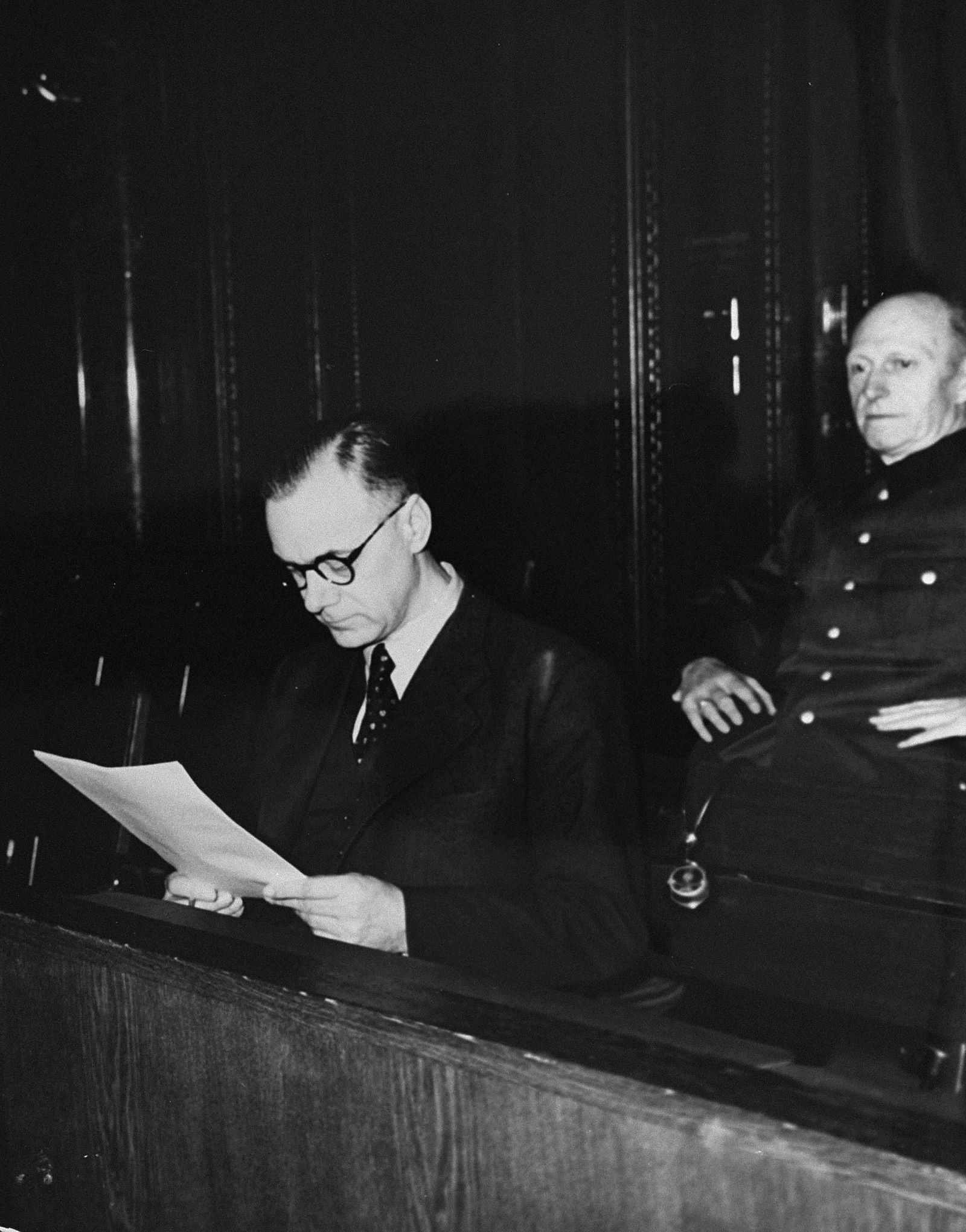 أبرز منظّري ألمانيا النازية ألفريد روزنبرغ يقرأ وثيقة أثناء محاكمة مجرمي الحرب في نورمبرغ - 1946 - Reuters