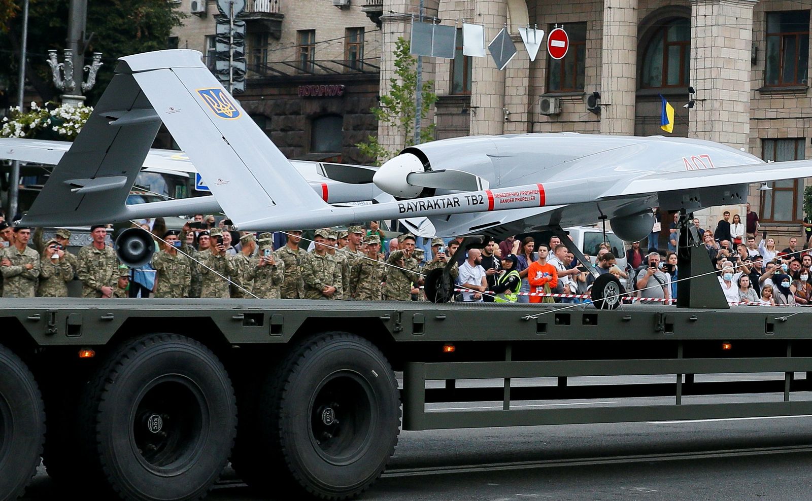 إحدى طائرات بيرقدار التركية المسيرة خلال عرضها في استعراض عسكري بالعاصمة الأوكرانية كييف 18 أغسطس 2021 - REUTERS