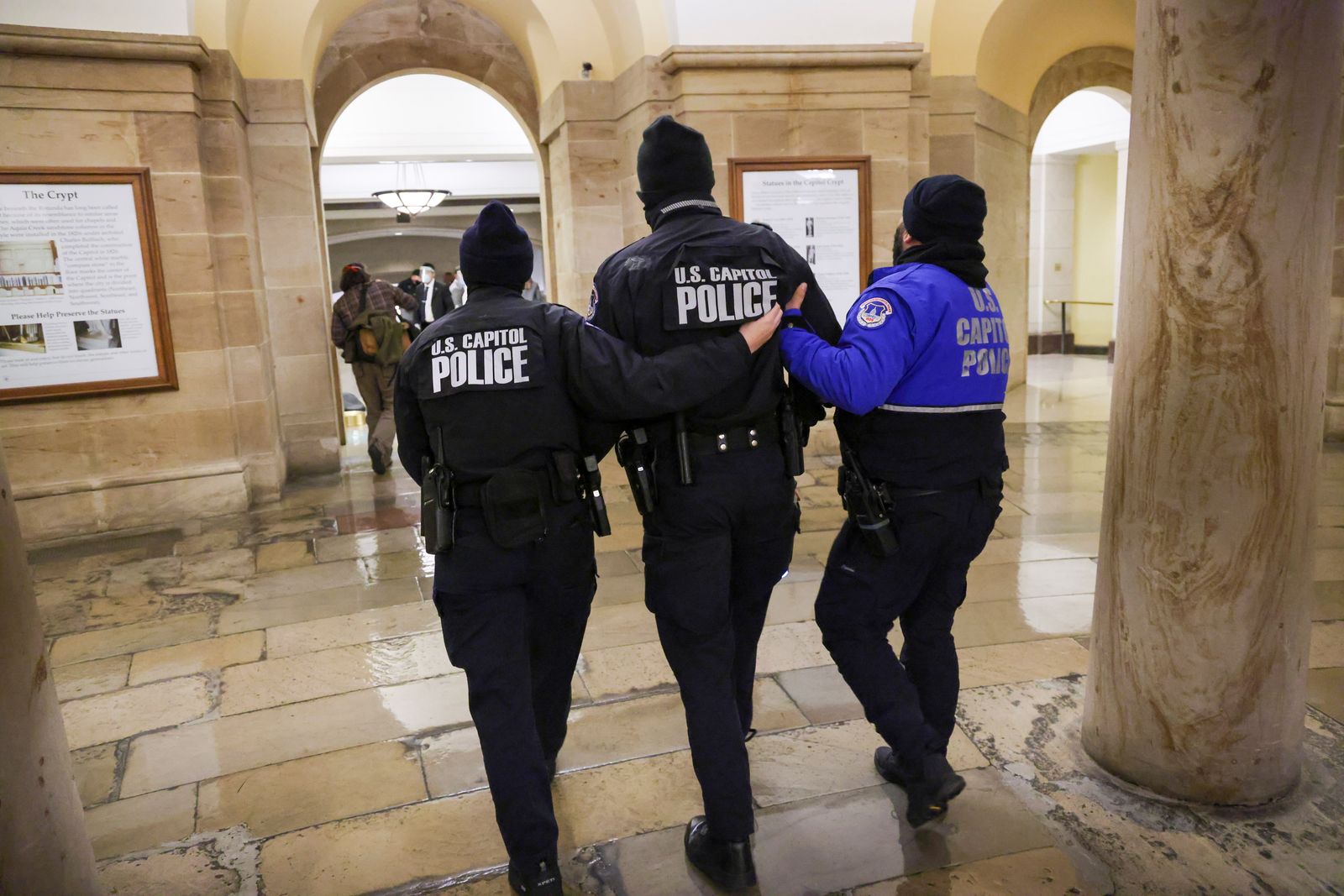 شرطة الكونغرس الأميركي خلال مواجهة متظاهرين من أنصار ترمب في الكونغرس - REUTERS