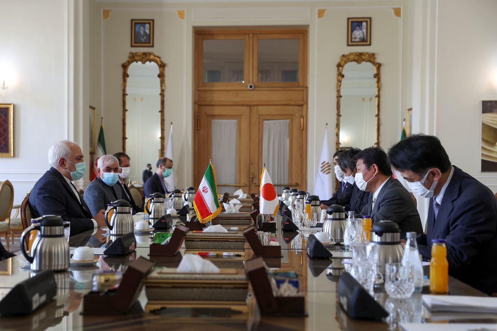 وزير الخارجية الإيراني جواد ظريف يجتمع مع نظيره الياباني توشيميتسو موتيجي في طهران - 22 أغسطس 2021 - via REUTERS