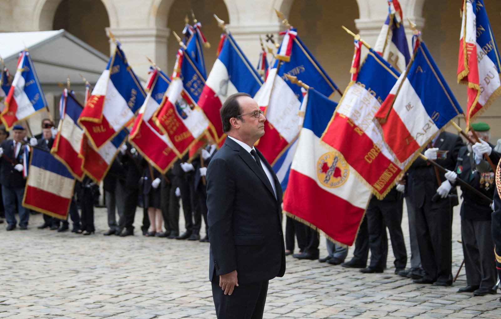 الرئيس الفرنسي السابق فرانسوا هولاند خلال مراسم تخليد اليوم الوطني للحركين. 25 سبتمبر 2016. - AFP