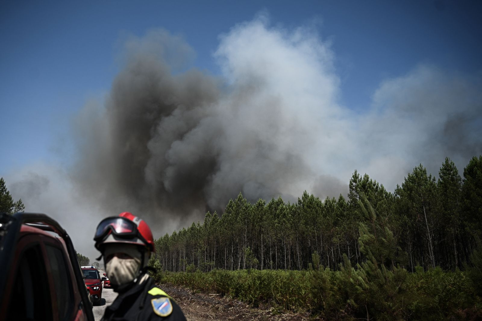 رجل إطفاء يشارك في جهود السيطرة على حرائق الغابات بالقرب من مدينة أورين جنوب غربي فرنسا - 17 يوليو 2022 - AFP