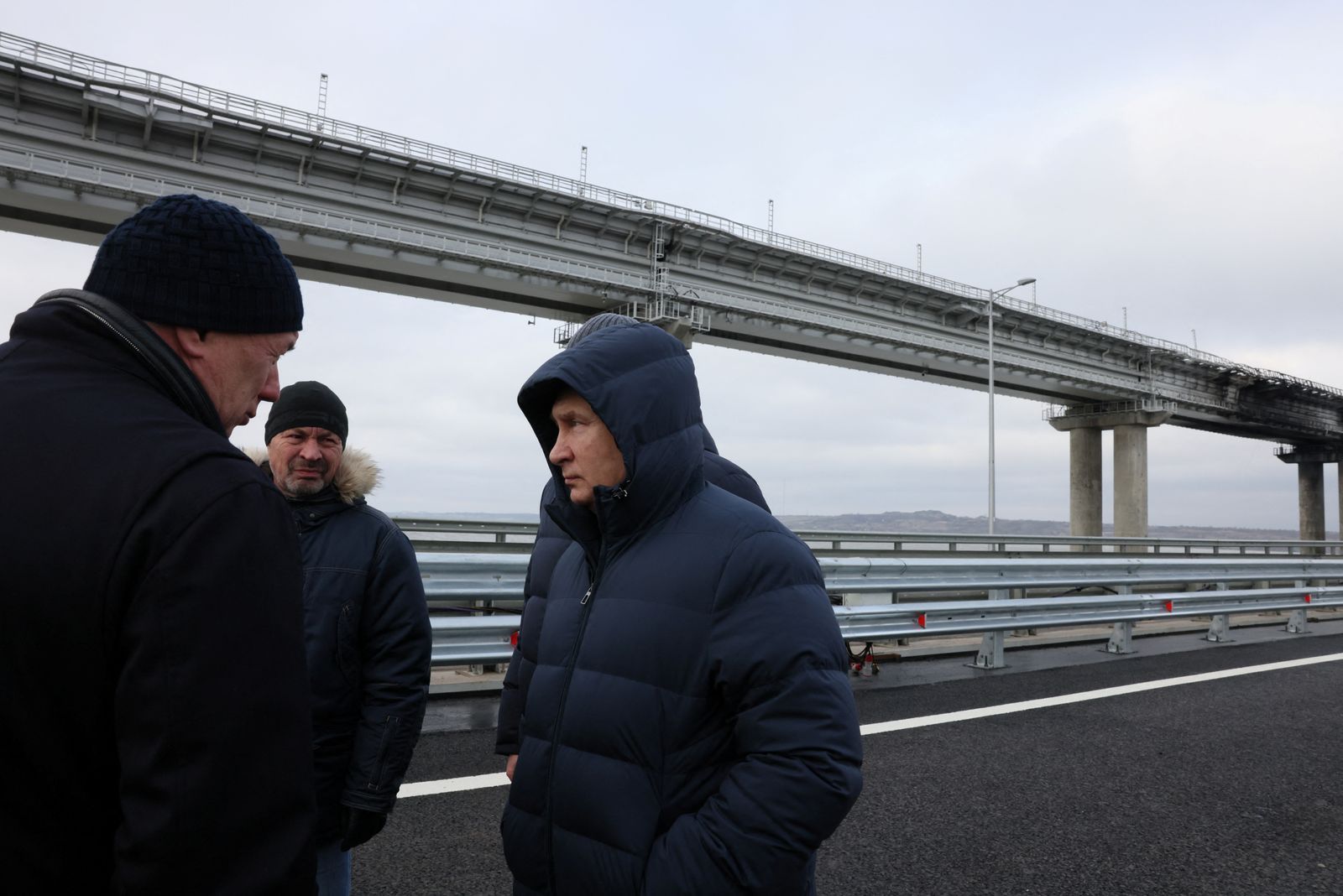 الرئيس الروسي فلاديمير بوتين في زيارة لجسر القرم- 5 ديسمبر 2022 - via REUTERS