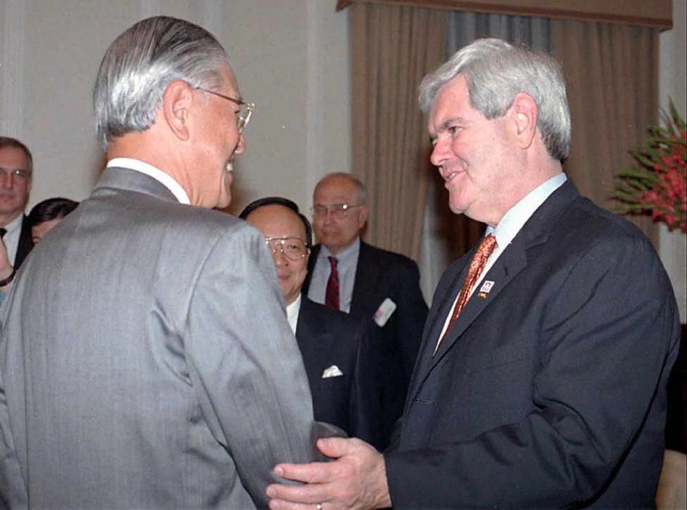 رئيس مجلس النواب الأميركي السابق نيوت جينجريتش يتحدث مع الرئيس التايواني لي تنج هوي في تايبه - 2 أبريل 1997  - AFP