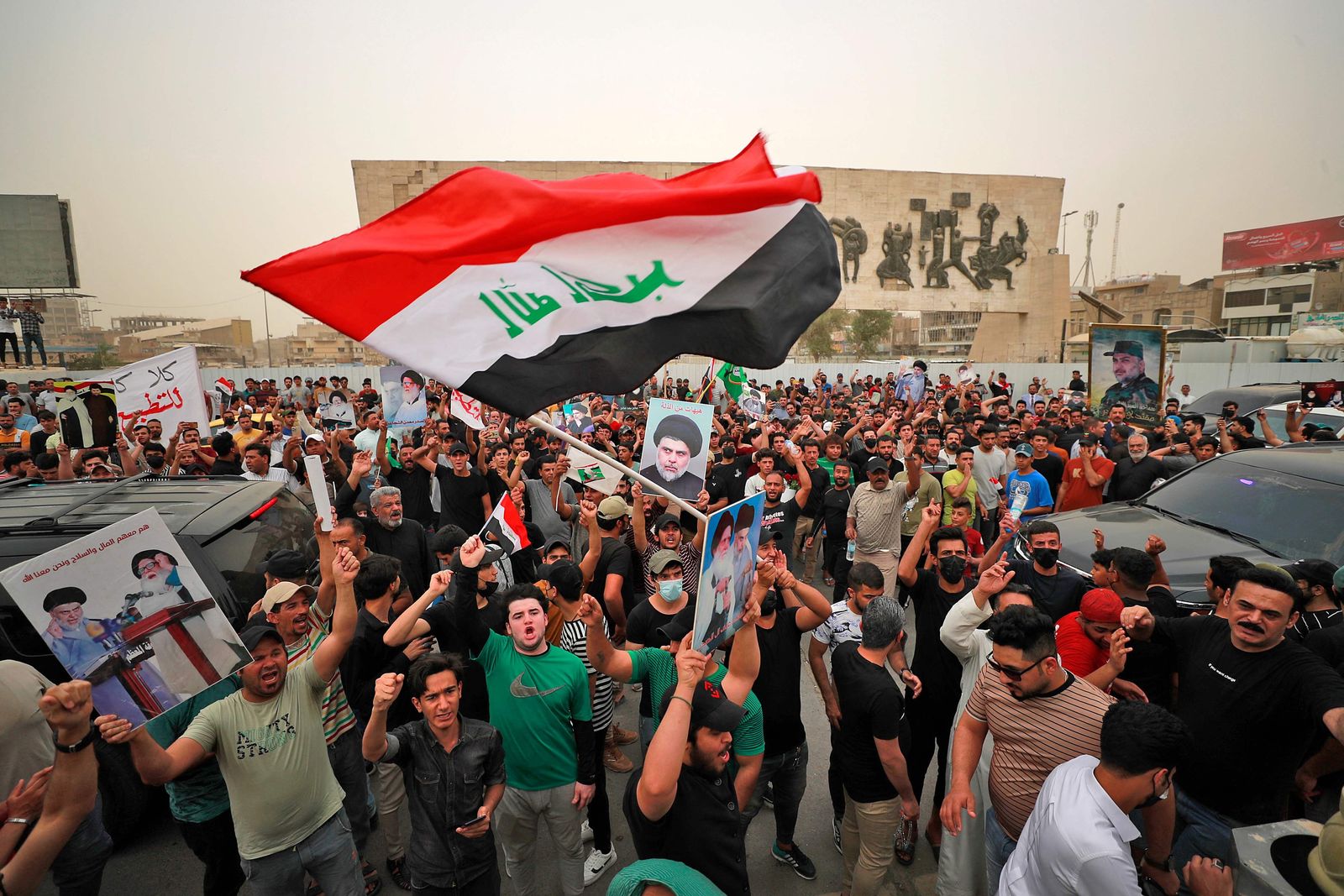 عراقيون من أنصار مقتدى الصدر يتجمعون في ميدان التحرير بالعاصمة بغداد - 26 مايو 2022 - AFP
