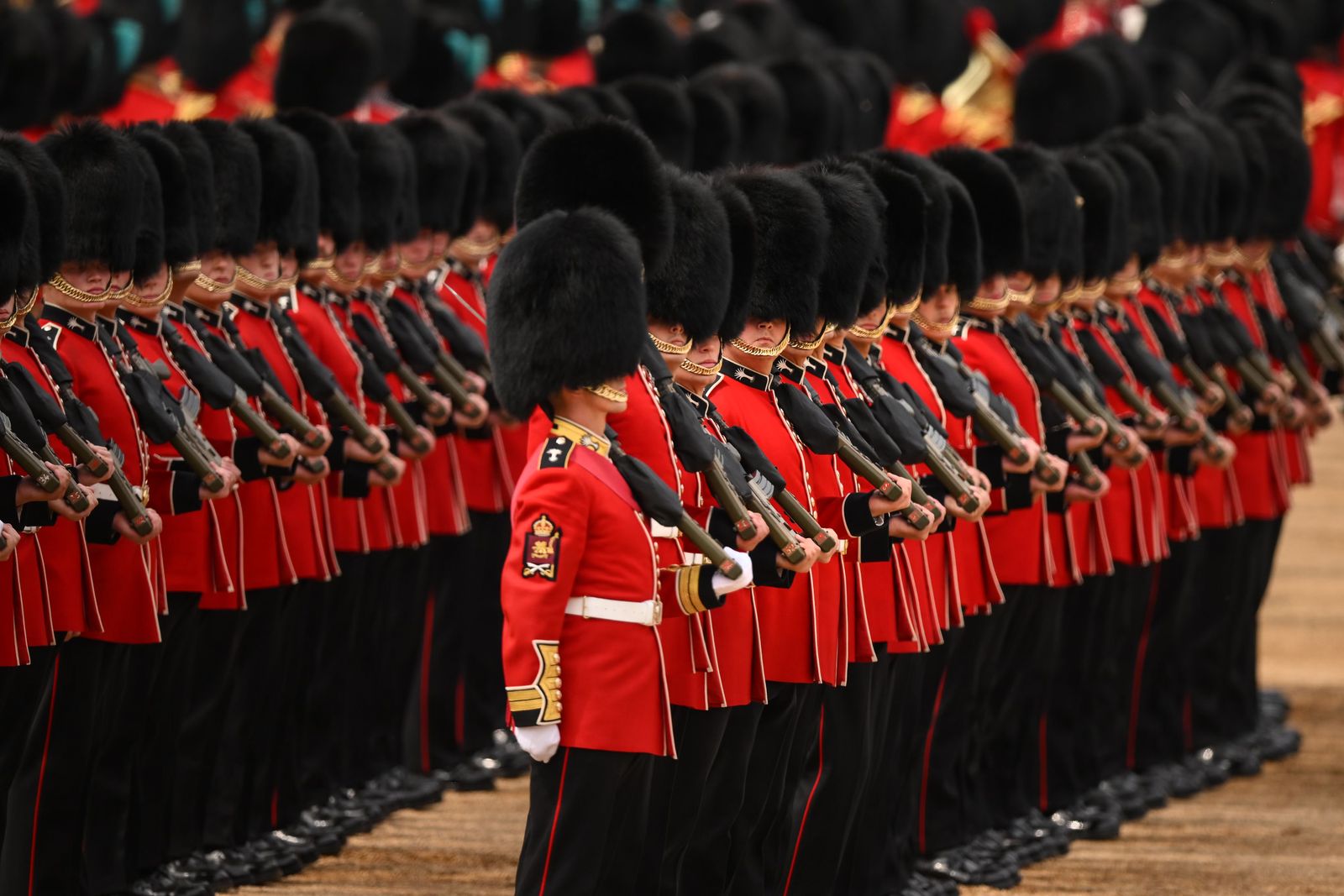 أعضاء من الحرس الويلزي في موكب عيد ميلاد الملك Trooping the Color. لندن في 17 يونيو 2023. - AFP