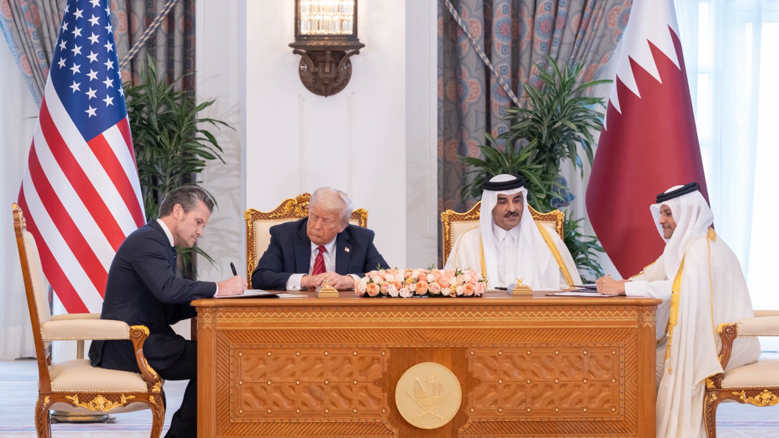 أمير قطر الشيخ تميم بن حمد آل ثاني يشهد مع الرئيس الأميركي دونالد ترمب التوقيع على عدة اتفاقيات بالدوحة. 14 مايو 2025