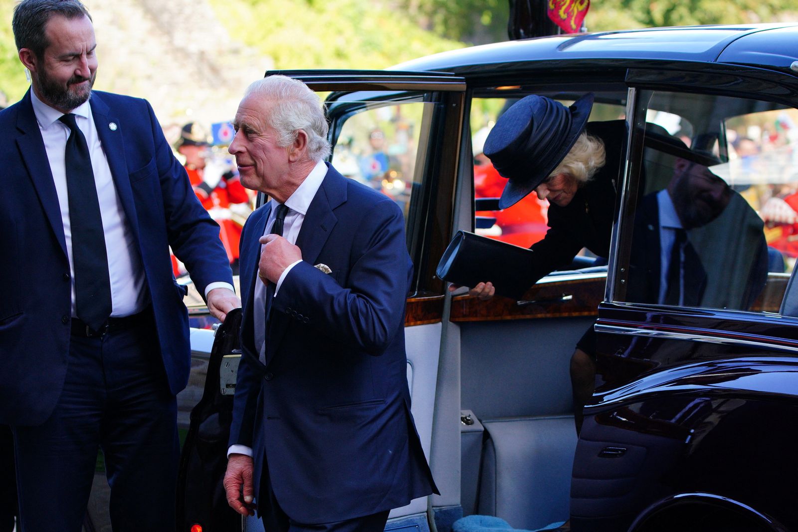 ملك بريطانيا تشارلز الثالث وقرينته الملكة كاميلا يصلان إلى قلعة كارديف في ويلز بريطانيا- 16 سبتمبر 2022 - via REUTERS