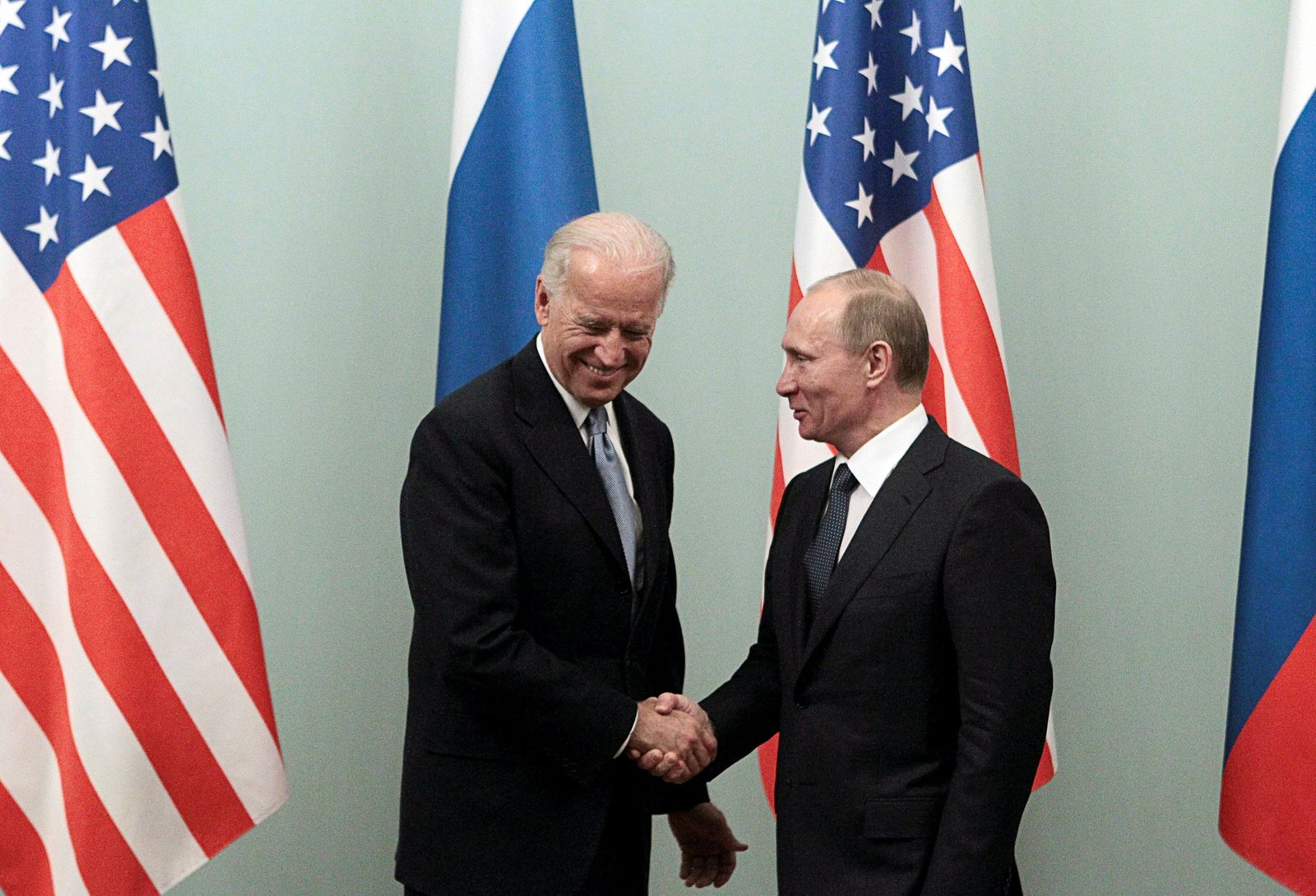 فلاديمير بوتين عندما كان رئيس وزراء روسيا خلال لقاء في موسكو مع جو بايدن نائب الرئيس الأميركي باراك أوباما آنذاك- 10 مارس 2011 - REUTERS