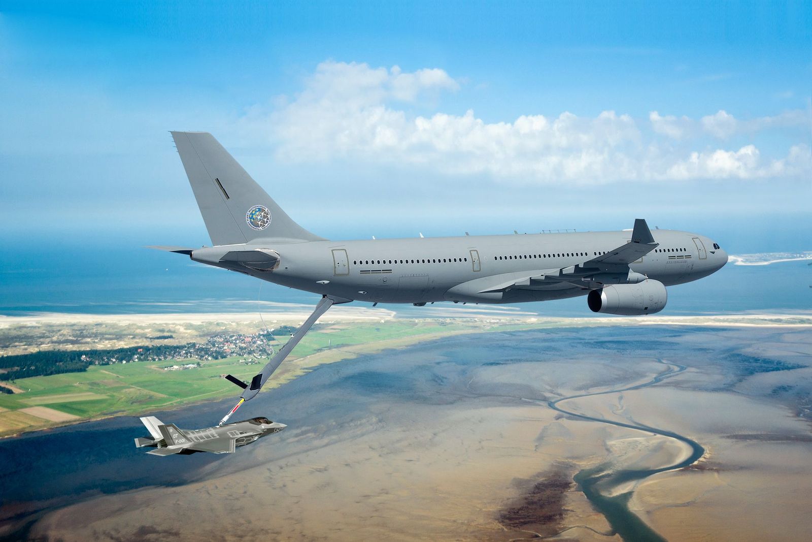 طائرة النقل MRTT تزود طائرة عسكرية بالوقود - airbus.com