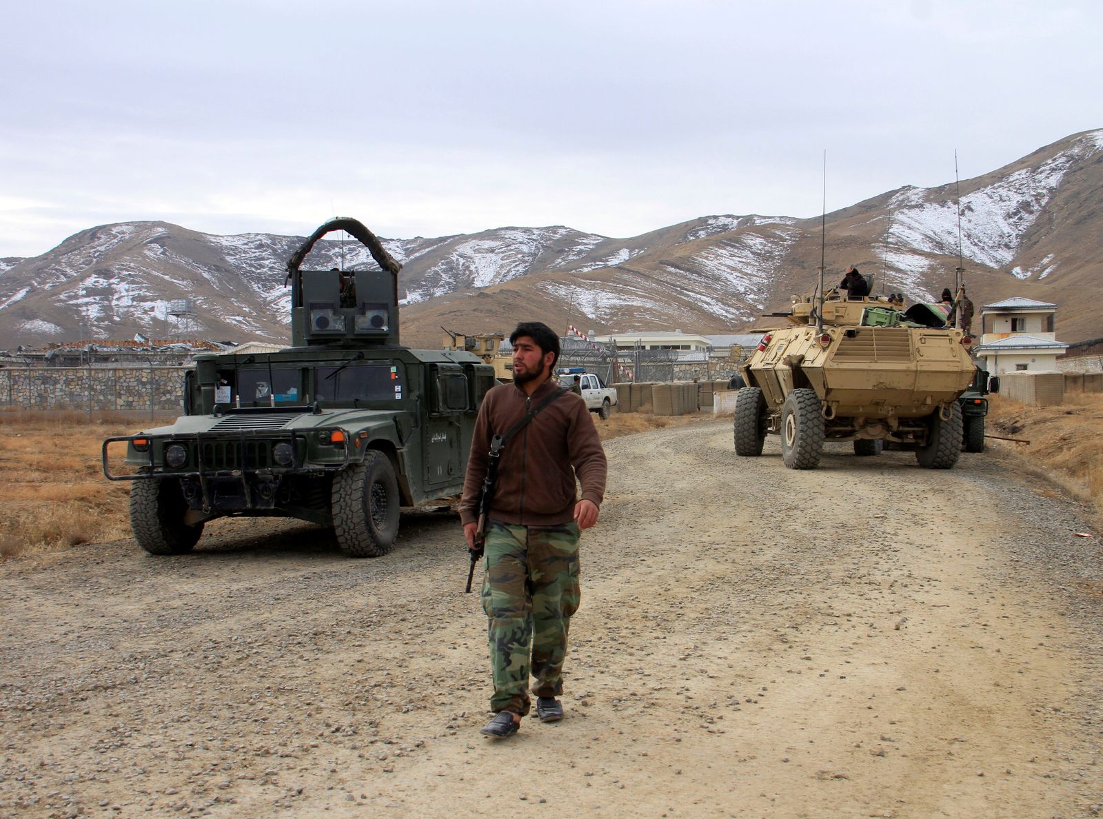 جنود أفغان خارج القاعدة العسكرية في غازني حيث وقع الهجوم 29 نوفمبر 2020 - REUTERS