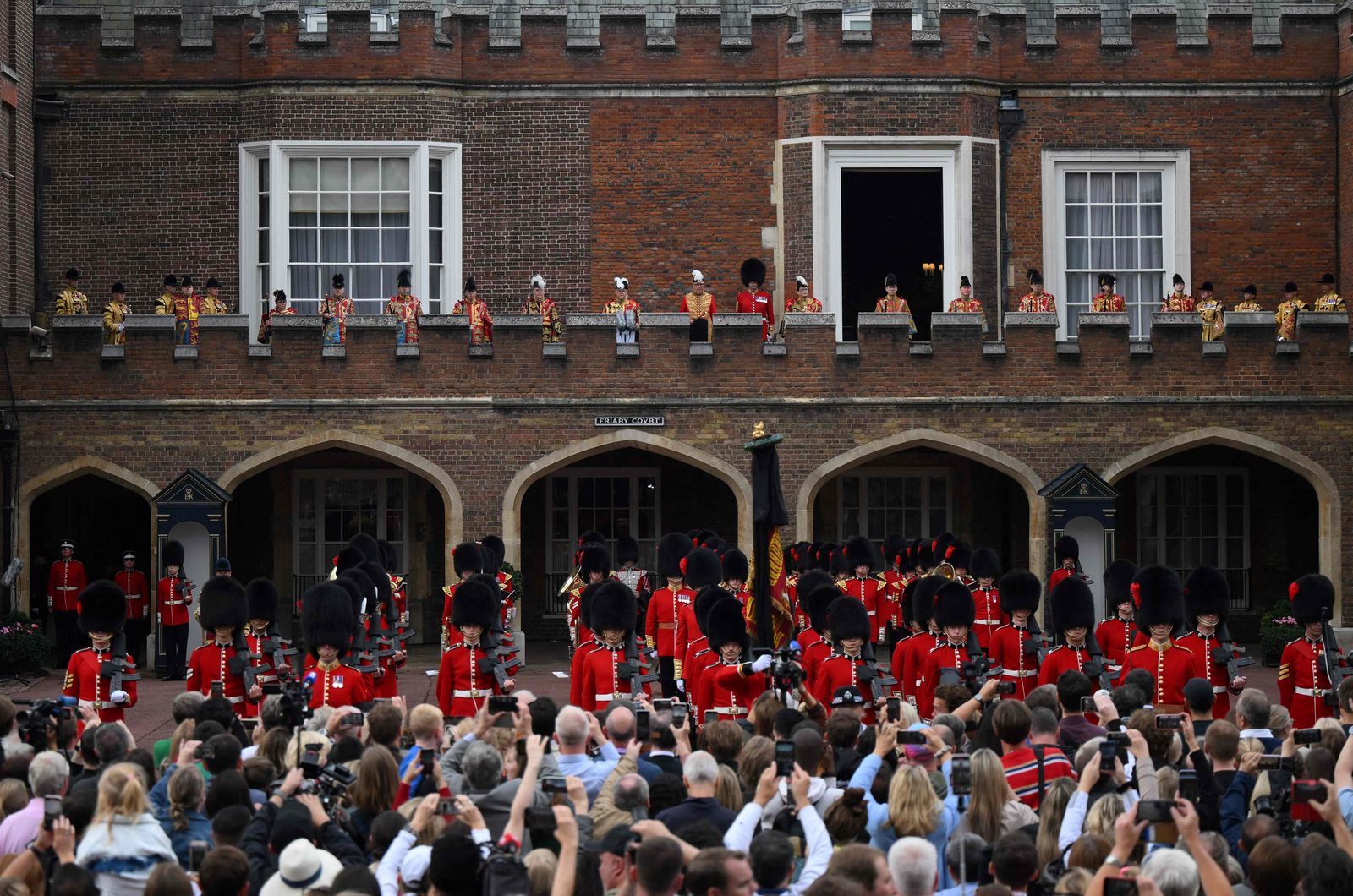 تجمع الحشود أثناء قراءة كبير الرسل في بريطانيا ديفيد وايت البيان الرسمي لتنصيب تشارلز الثالث ملكا من شرفة بقصر سانت جيمس في لندن- 10 سبتمبر 2022 - AFP