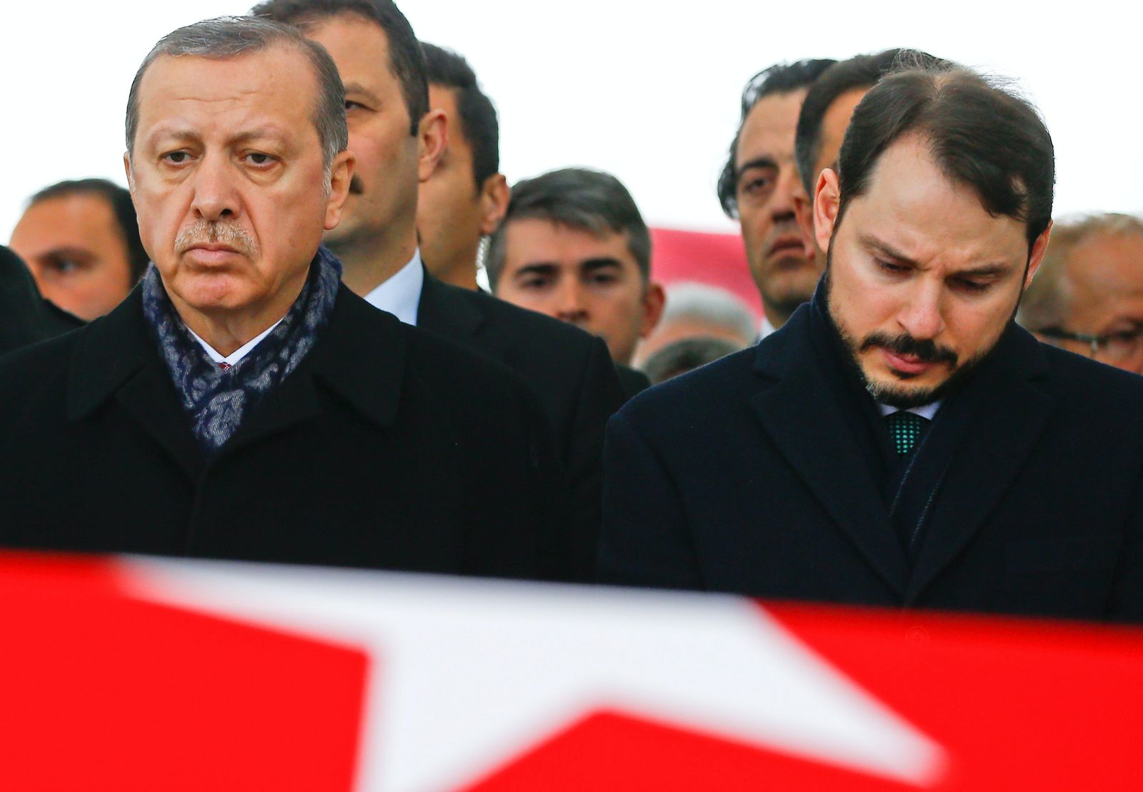 الرئيس التركي رجب طيب أردوغان برفقة صهره، بيرات البيرق، الذي يشغل منصب وزير المال - 2016 - REUTERS
