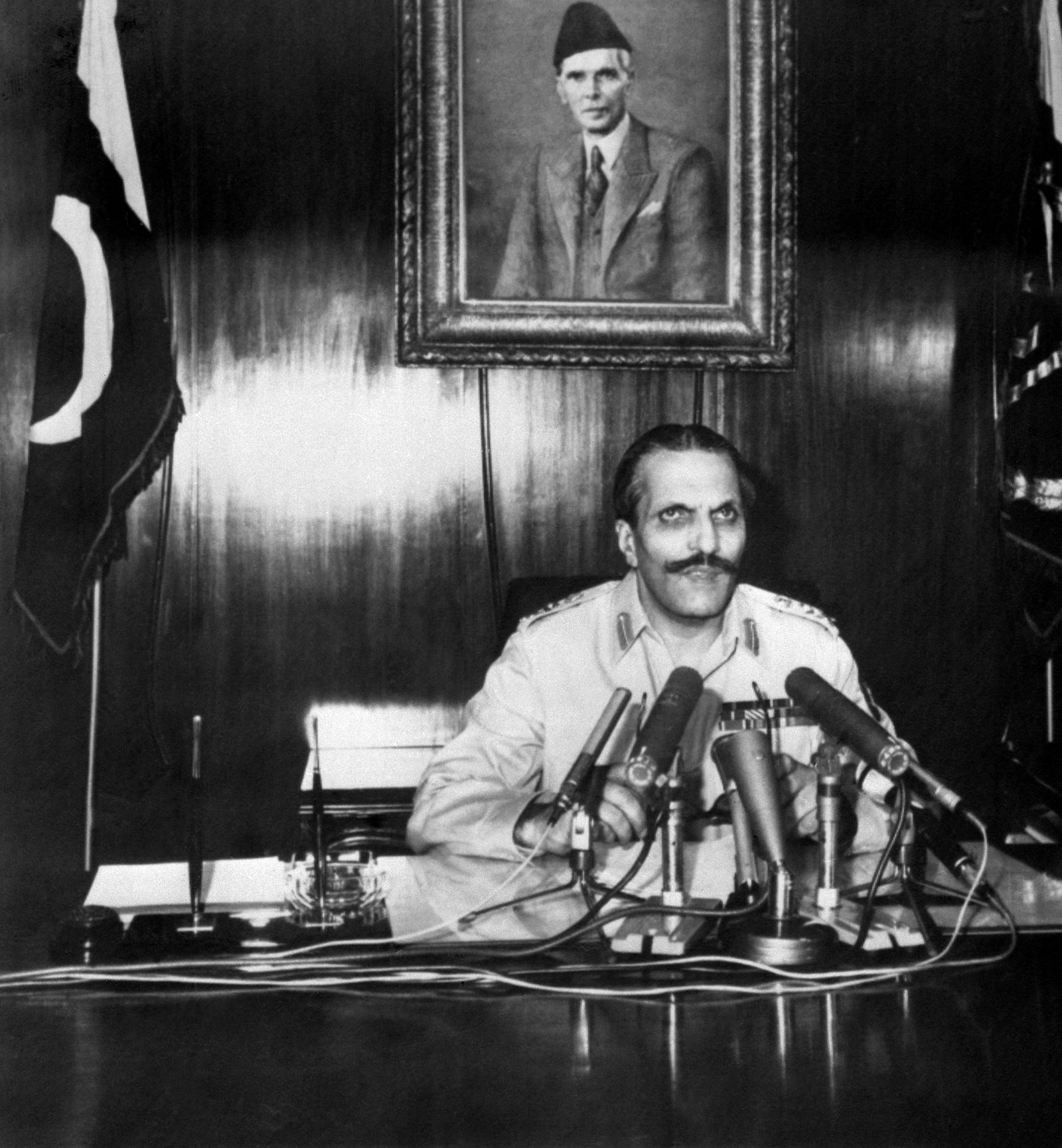 الرئيس الباكستاني السابق الجنرال ضياء الحق يلقي خطاباً يعلن فيه حل البرلمان وتعليق الدستور، 5 أبريل 1977 - AFP