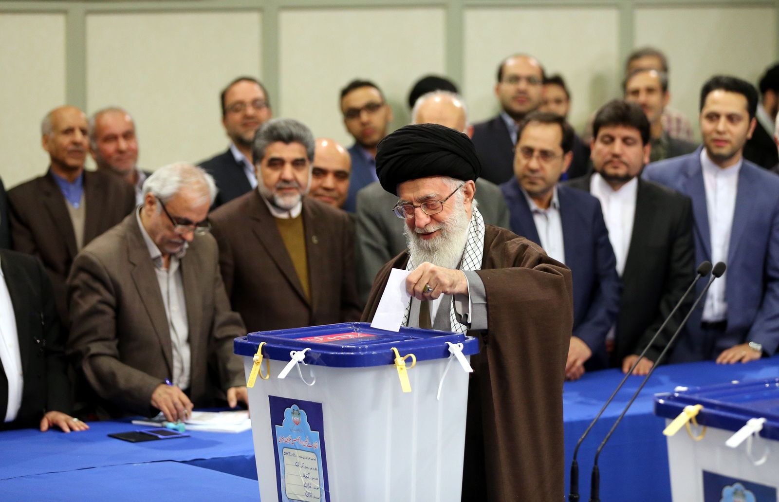 المرشد الإيراني علي خامنئي يدلي بصوته في الانتخابات البرلمانية - 26 فبراير 2016 - Getty Images