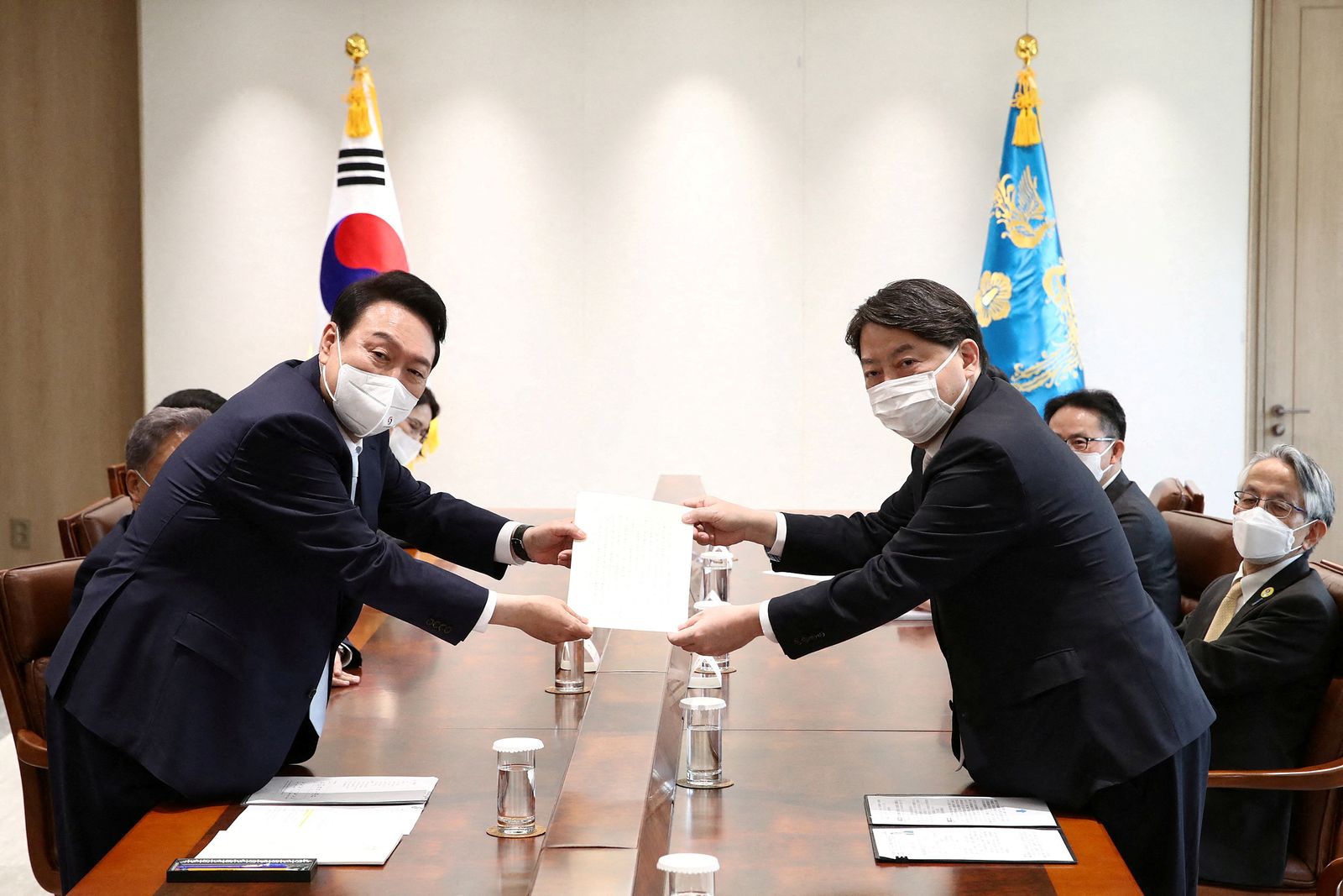وزير الخارجية الياباني يوشيماسا هاياشي (يمين) يسلّم الرئيس الكوري الجنوبي يون سوك يول رسالة شخصية من رئيس الوزراء الياباني فوميو كيشيدا في سول - 10 مايو 2022 - REUTERS