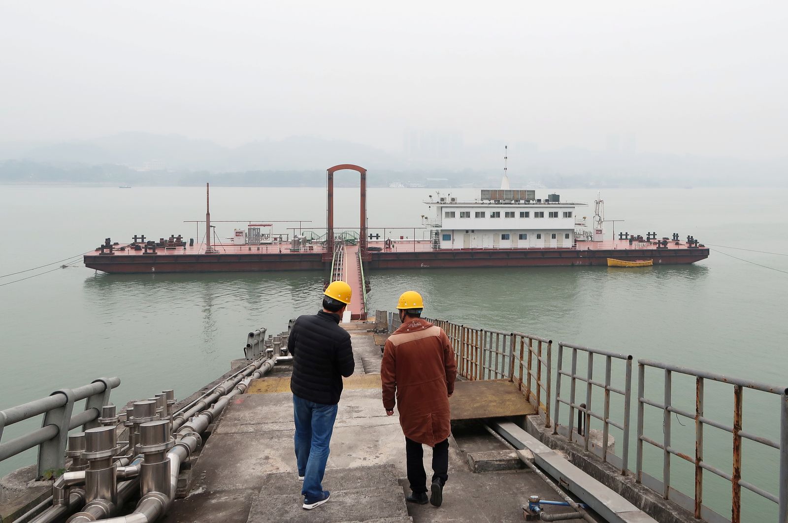 سفينة تصل إلى محطة للتزود بالغاز الطبيعي المسال في مدينة تشونجتشينج الصينية. 12 ديسمبر 2017 - REUTERS