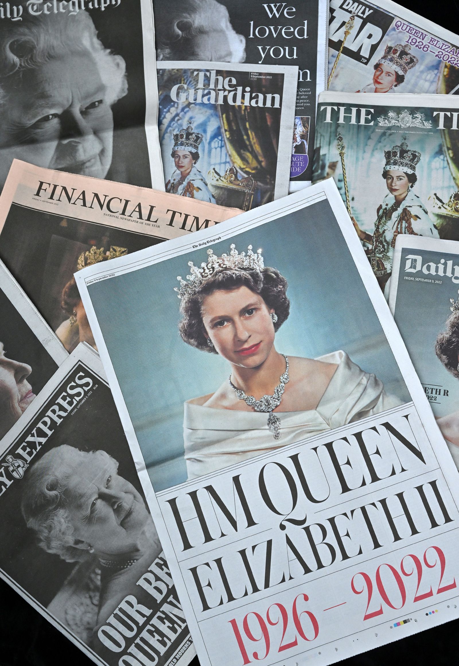 صورة تُظهر الصفحات الأولى من الصحف البريطانية بعد يوم واحد من وفاة الملكة إليزابيث الثانية عن عمر يناهز 96 عاماً في 9 سبتمبر 2022 - AFP