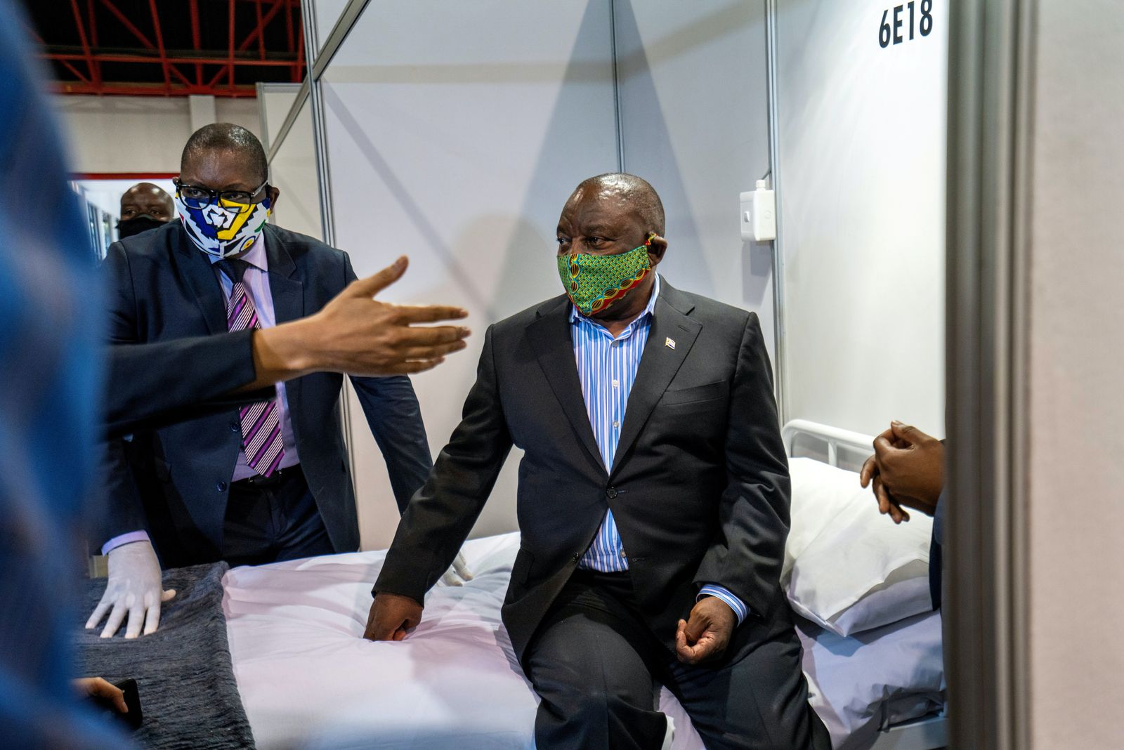رئيس جنوب إفريقيا سيريل رامافوزا في مركز طبي بمدينة جوهانسبرغ، 24 أبريل 2020 - REUTERS