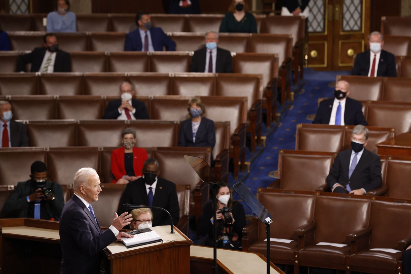 مشرّعون يستمعون إلى الرئيس الأميركي جو بايدن خلال إلقائه خطابه أمام الكونغرس - 28 أبريل 2021 - Bloomberg