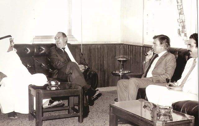 صورة يعود تاريخها إلى عام 1976 لوزير الإعلام الكويتي الراحل محمد السنعوسي مع الممثل الأميركي الراحل أنطوني كوين ووزير المالية الكويتي في ذلك الوقت عبد الرحمن العتيقي والمخرج السوري الراحل مصطفى العقاد قبل تصوير فيلم 