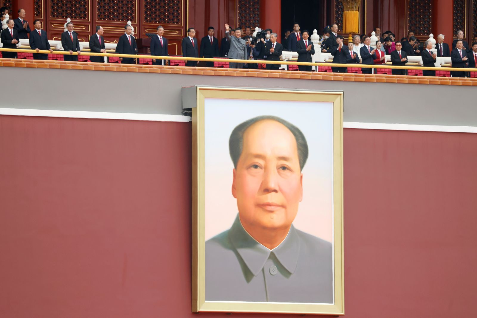 الرئيس الصيني شي جين بينغ يلوّح فوق صورة عملاقة للزعيم الصيني الراحل ماو تسي تونغ في بكين - 1 يوليو 2021 - REUTERS