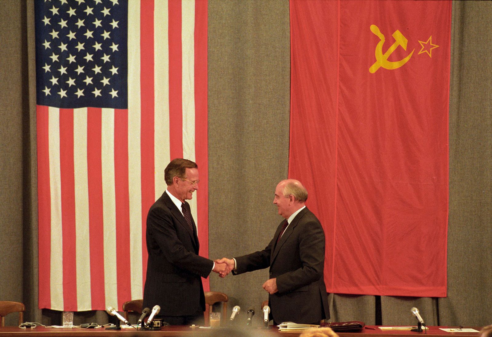 الرئيس الأميركي الراحل جورج بوش الأب يصافح الرئيس السوفييتي الرحل ميخائيل جورباتشوف في ختام مؤتمر صحافي في موسكو. 31 يوليو 1991 - REUTERS