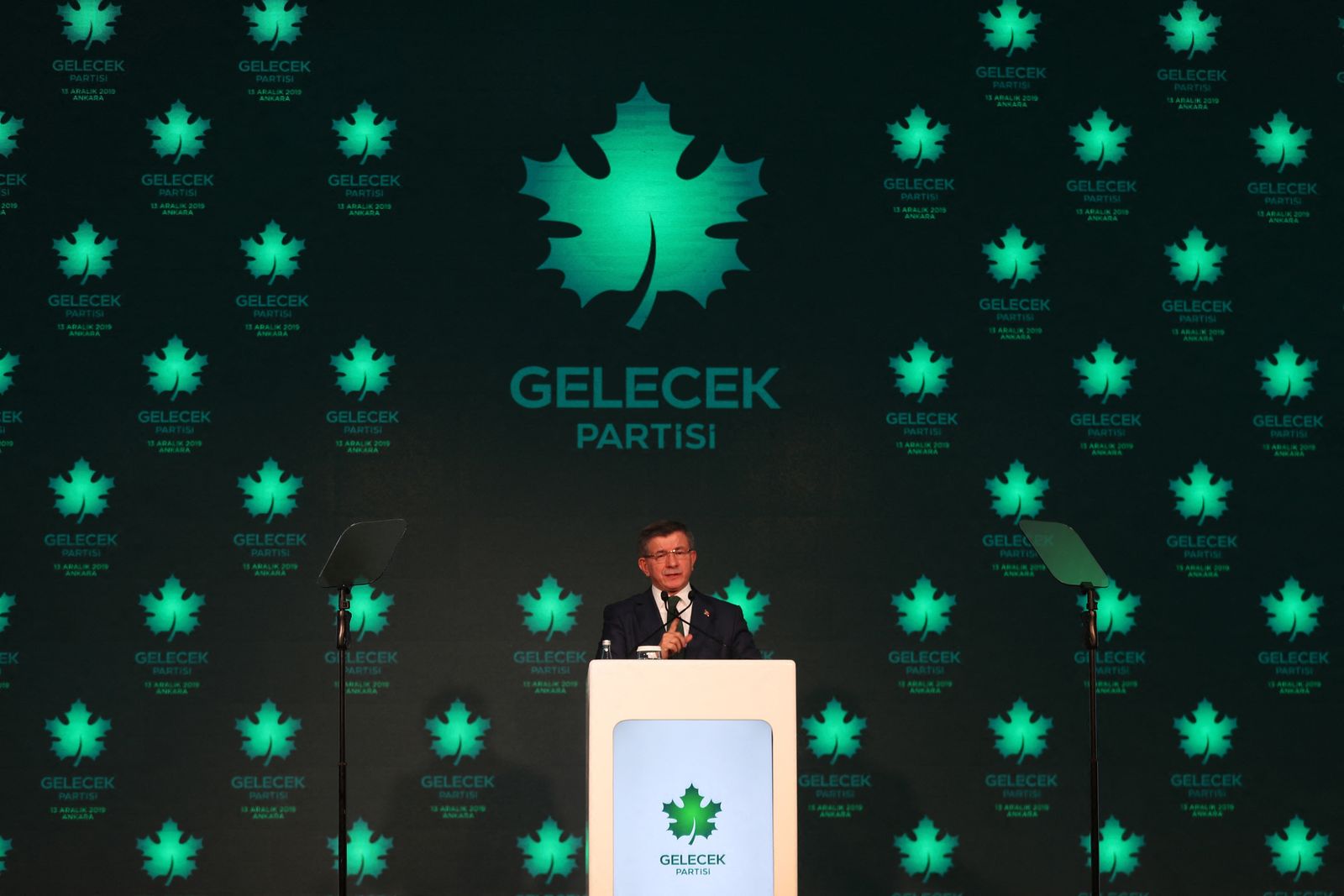رئيس الوزراء التركي السابق أحمد داود أوغلو خلال مؤتمر صحفي للإعلان عن تأسيس حزبه السياسي في أنقرة، 13 ديسمبر 2019 - AFP