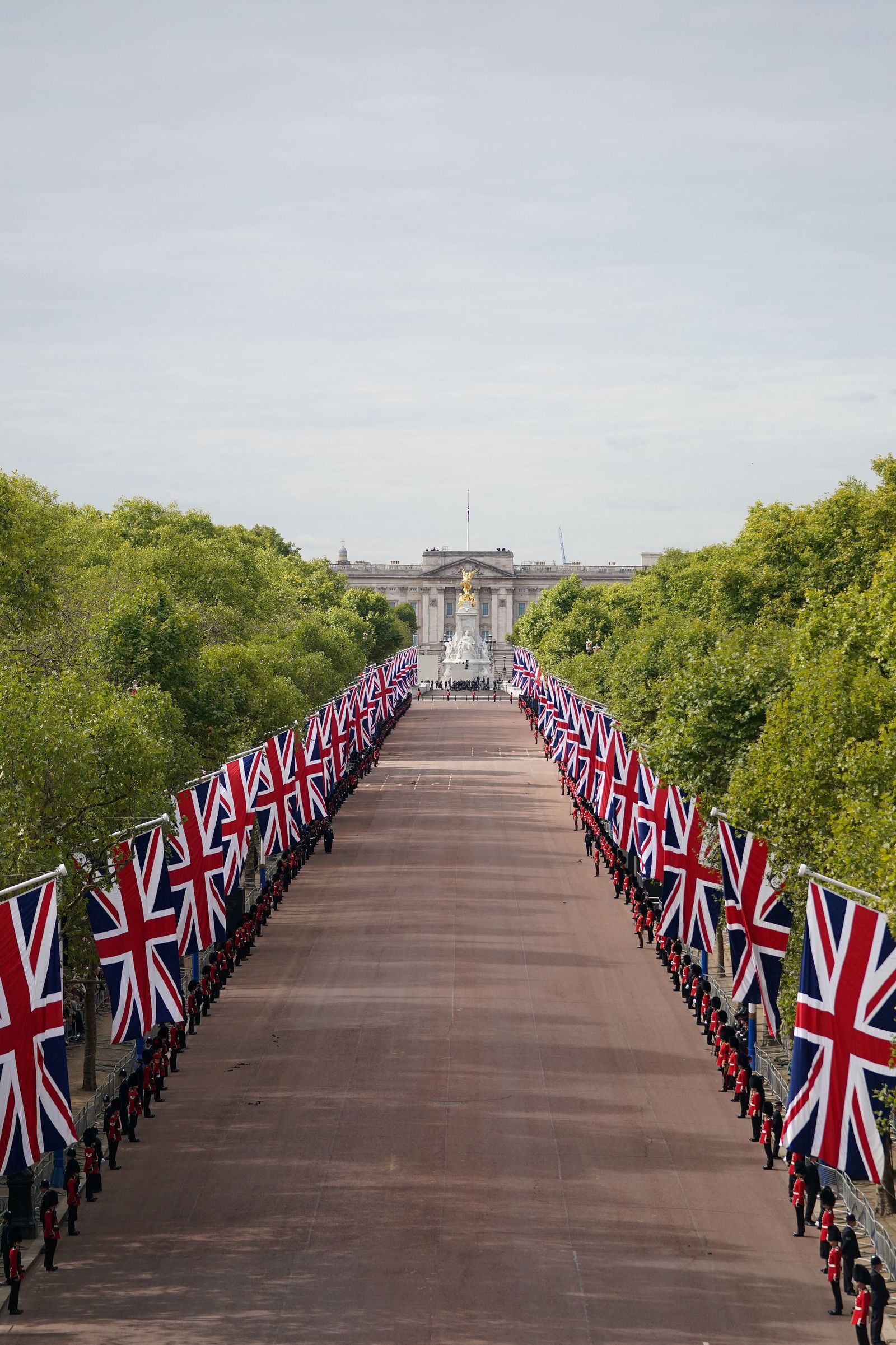 أفراد من الحرس الملكي ينتظرون قبل تشييع جنازة الملكة إليزابيث الثانية وسط لندن- 19 سبتمبر 2022. - via REUTERS