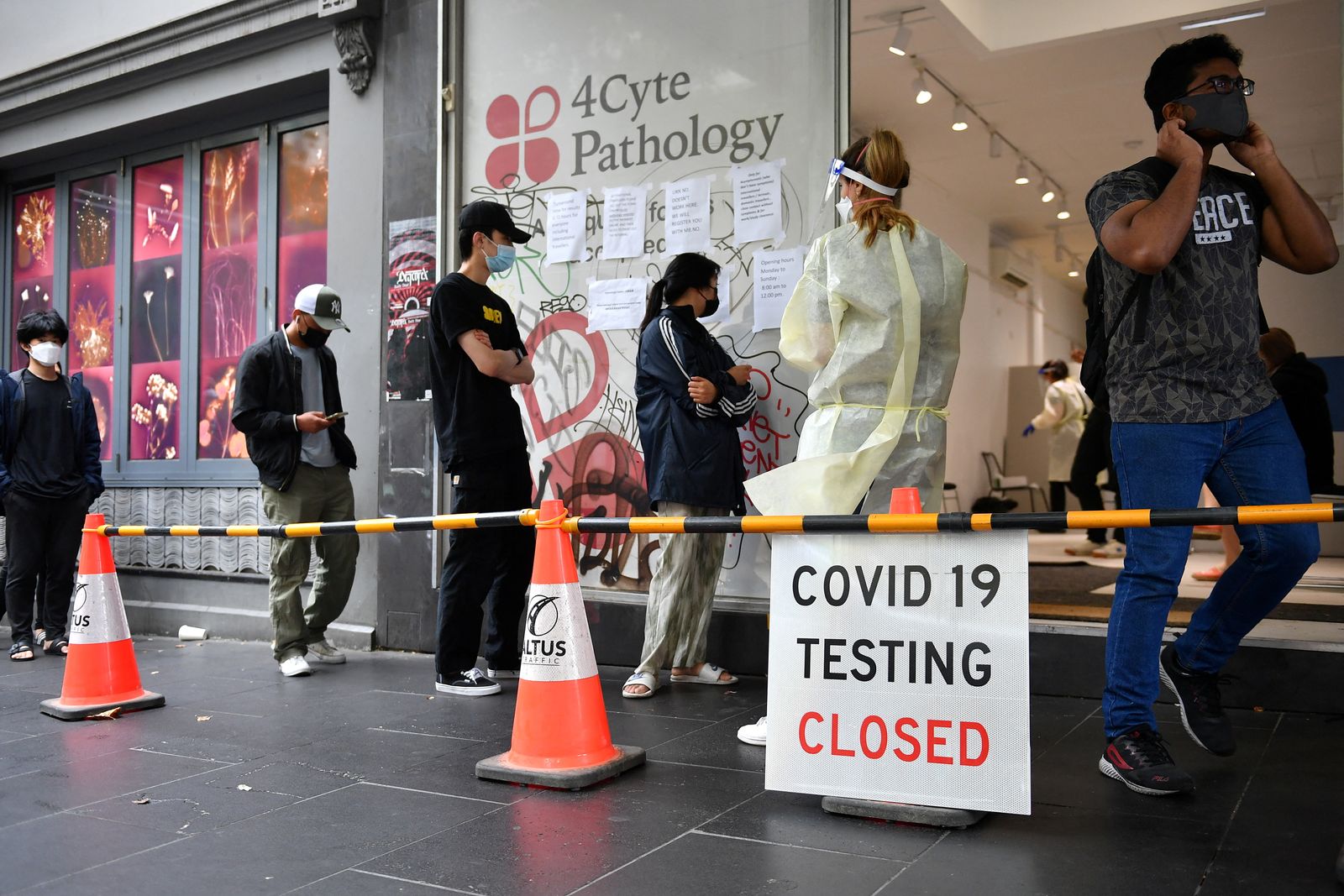 طابور فحص الكشف عن فيروس كورونا في ملبورن - via REUTERS