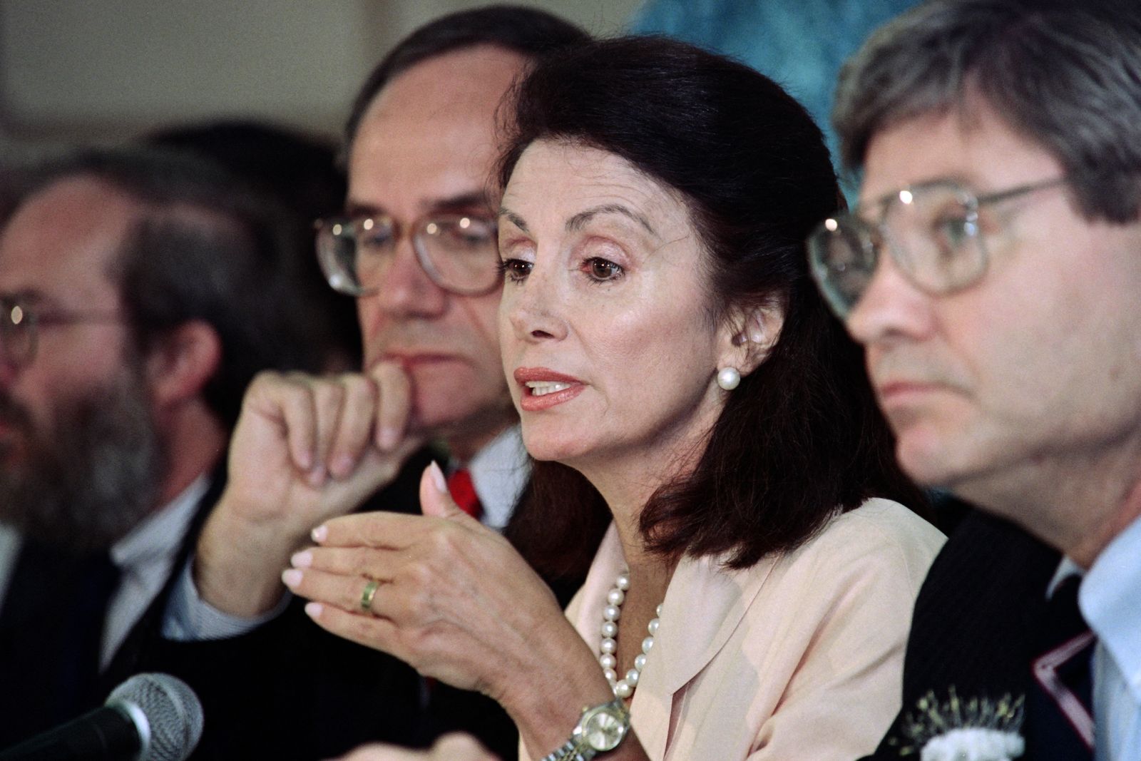 نانسي بيلوسي (وسط) محاطة بعضوي الكونجرس الأميركي جون ميلار (يسار) وبن جونز (يمين) من جورجيا خلال مؤتمر صحفي عن تينامين، بكين 3 سبتمبر 1991 - AFP