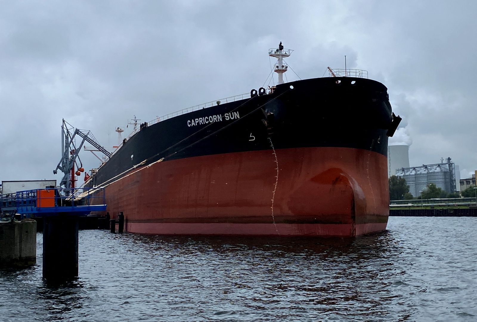 ناقلة تحمل شحنة من النفط الروسي في ميناء روستوك في ألمانيا - 05 أغسطس 2022 - REUTERS