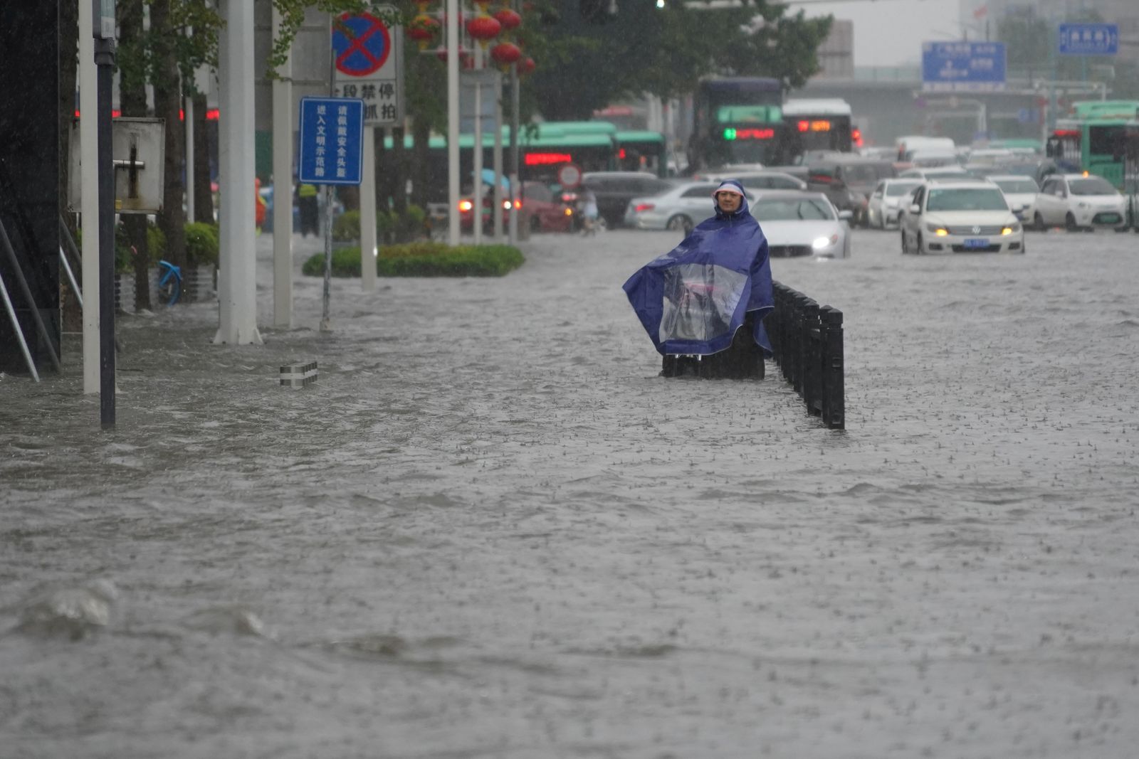 طريق غمرته المياه في مدينة تشنغتشو بإقليم خنان، الصين، 20 يوليو 2021 - VIA REUTERS