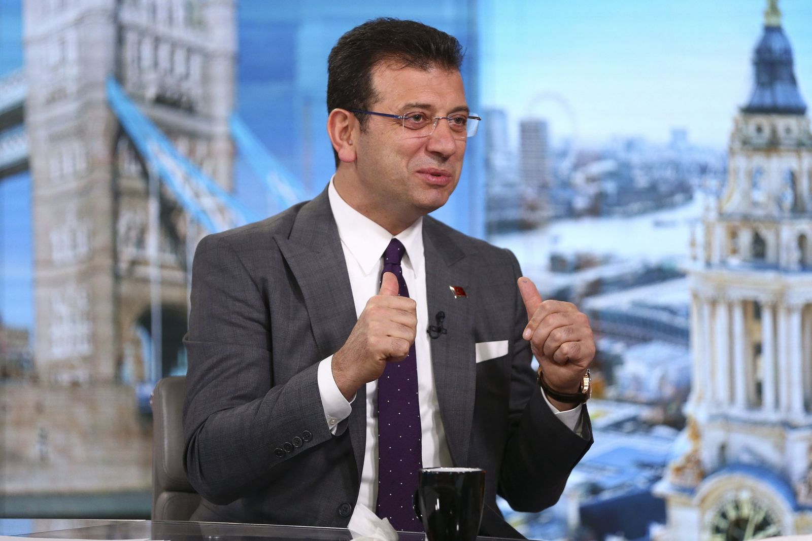 رئيس بلدية إسطنبول أكرم إمام أوغلو  أثناء مقابلة مع تلفزيون 