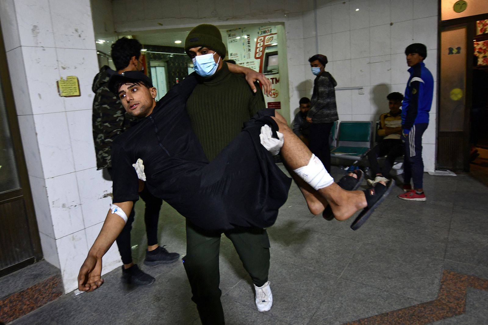 نقل متظاهر إلى مستشفى في مدينة الناصرية بمحافظة ذي قار جنوب العراق - AFP