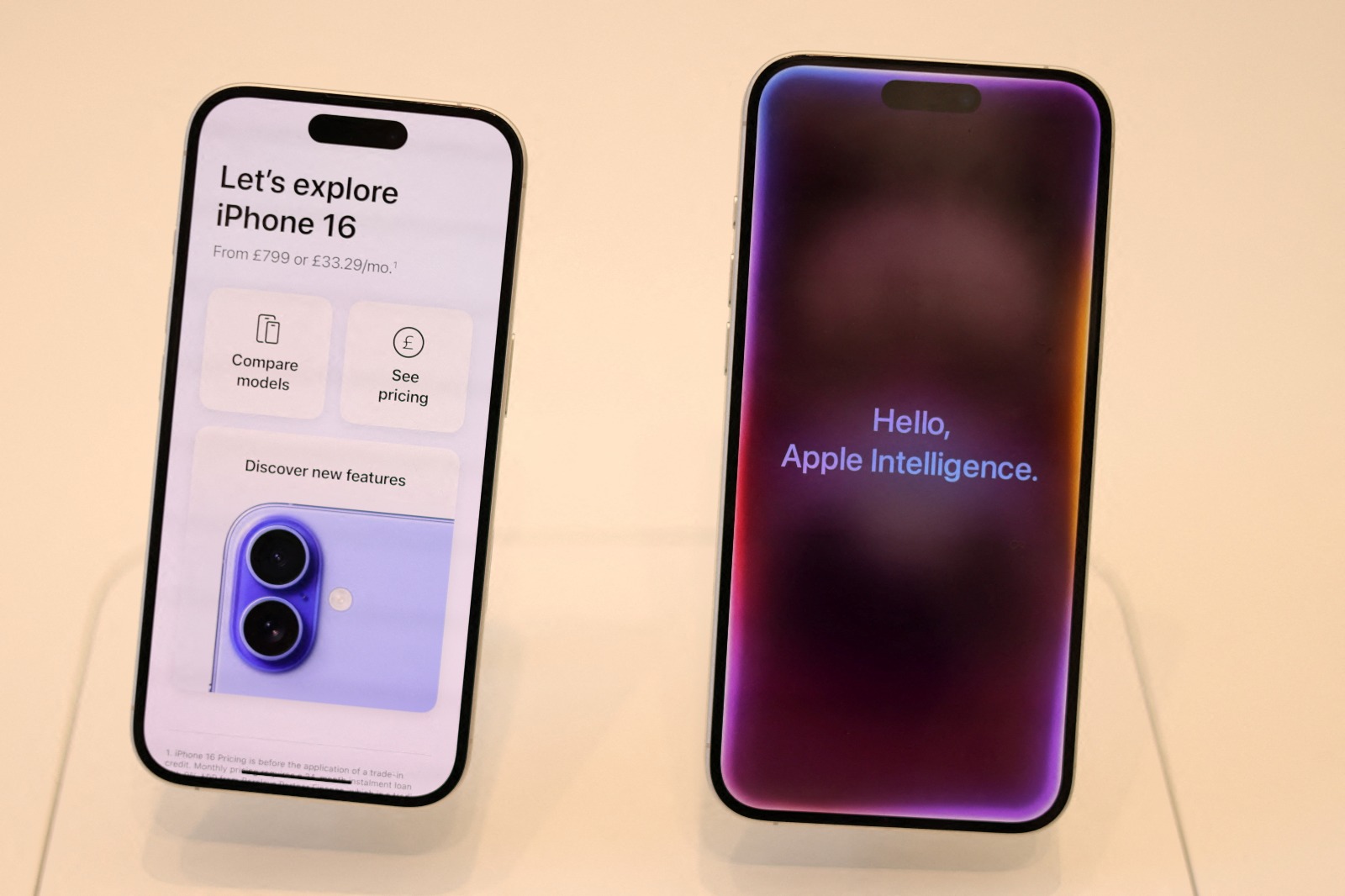 حزمة أبل الذكية Apple Intelligence تظهر على شاشة هاتف آيفون 16 في متجر بالعاصمة البريطانية لندن. 6 أكتوبر 2024