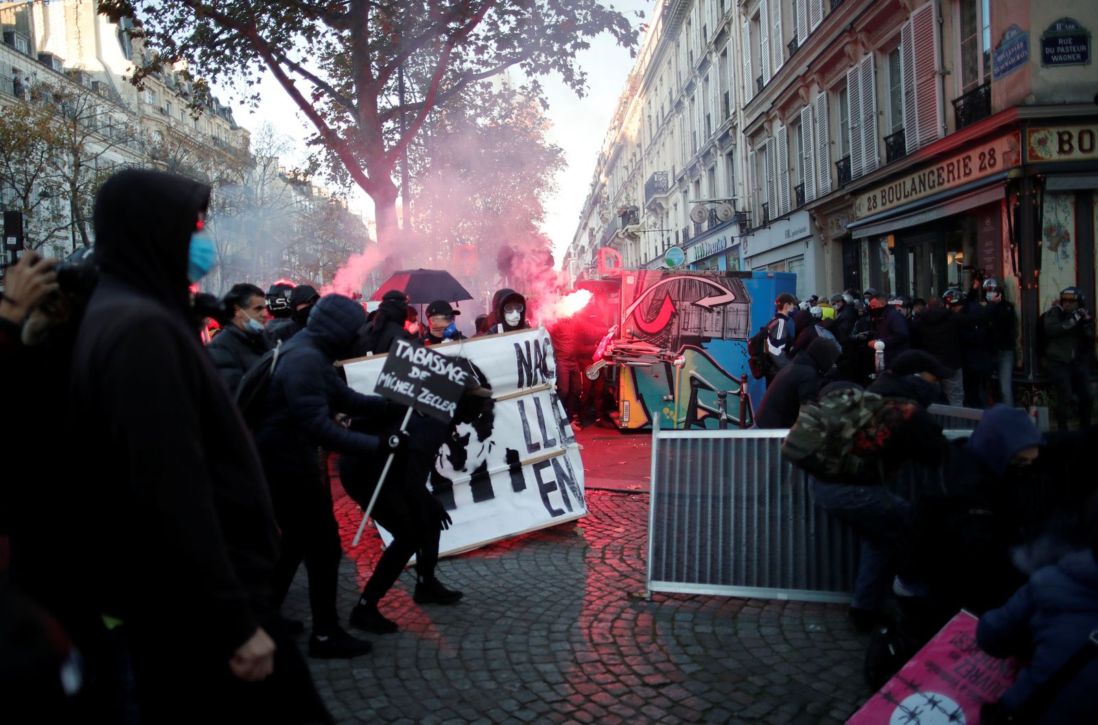 جانب من الاحتجاجات ضد مشروع قانون يتعلق بالأمن في العاصمة الفرنسية باريس - REUTERS