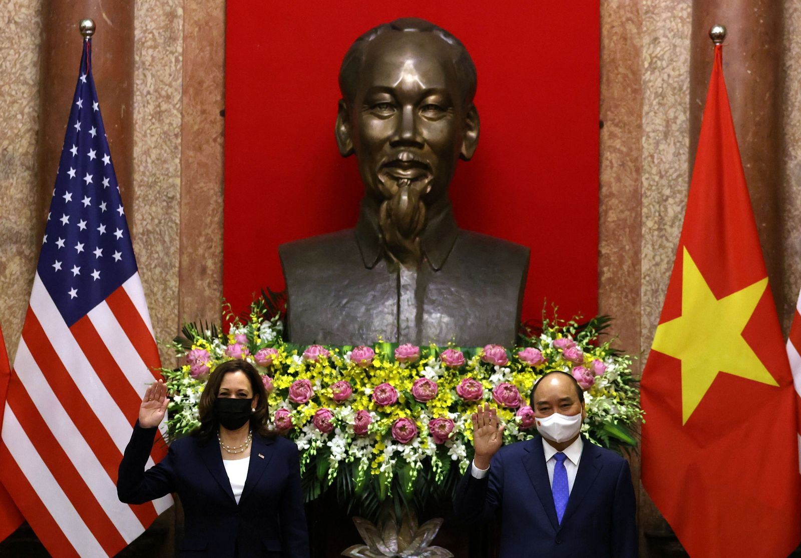 الرئيس الفيتنامي نغوين شوان فوك ونائبة الرئيس الأميركي كامالا هاريس في قصر الرئاسة بهانوي - 25 أغسطس 2021 - REUTERS