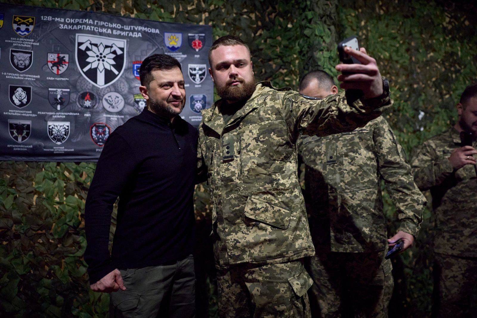 Ukraine's President Volodymyr Zelenskiy poses for a picture with a service member while he visits a command position of the 128th Zakarpattia Separate Mountain Assault Brigade at a front line, amid Russia's attack on Ukraine, in Zaporizhzhia region, Ukraine November 13, 2025. Ukrainian Presidential Press Service/Handout via REUTERS    THIS IMAGE HAS BEEN SUPPLIED BY A THIRD PARTY