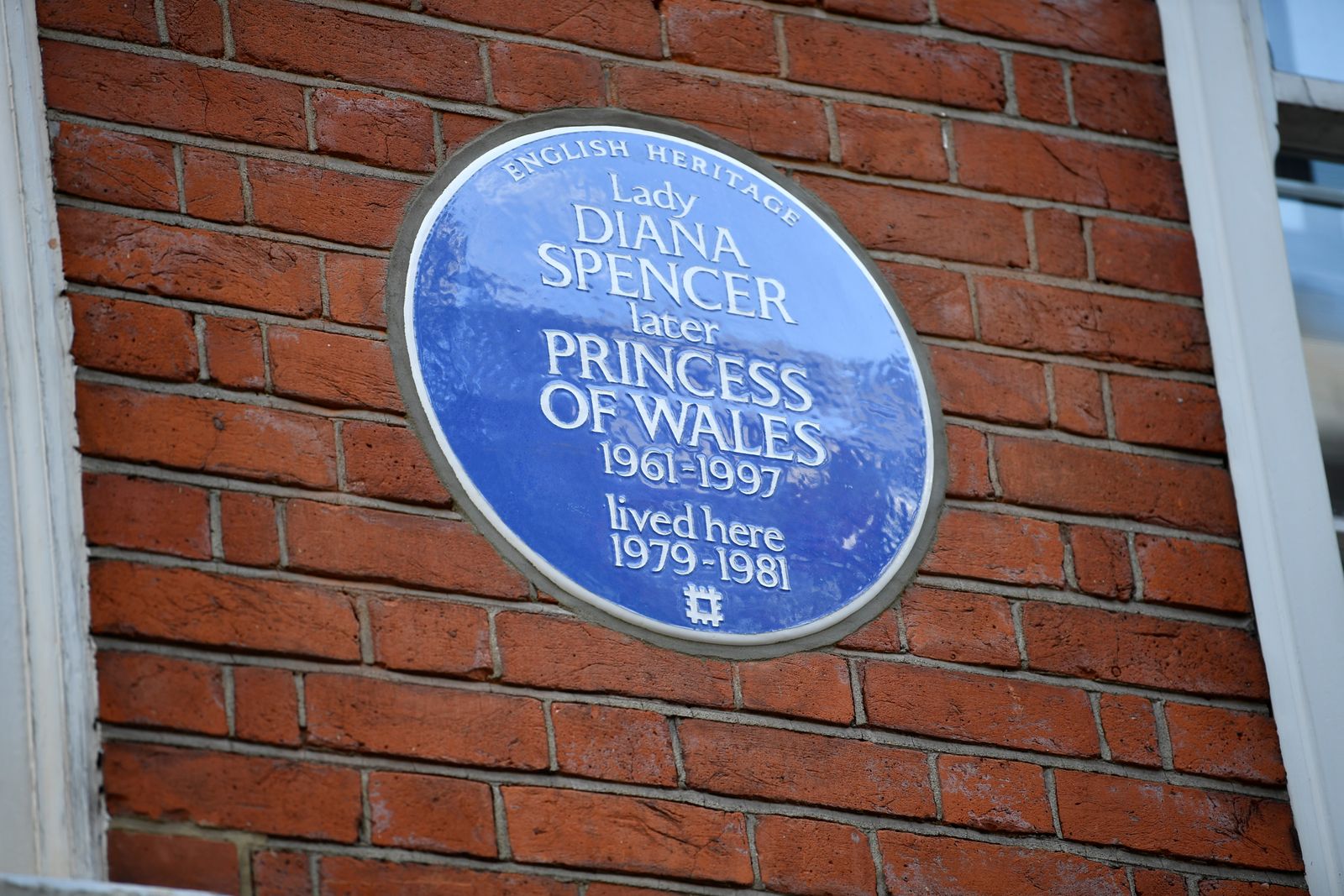 لوحة زرقاء من التراث الإنجليزي تكريماً للأميرة الراحلة ديانا، أميرة ويلز، معلقة على الشقة التي عاشت فيها وقت خطوبتها من تشارلز - لندن - 29 سبتمبر 2021 - REUTERS