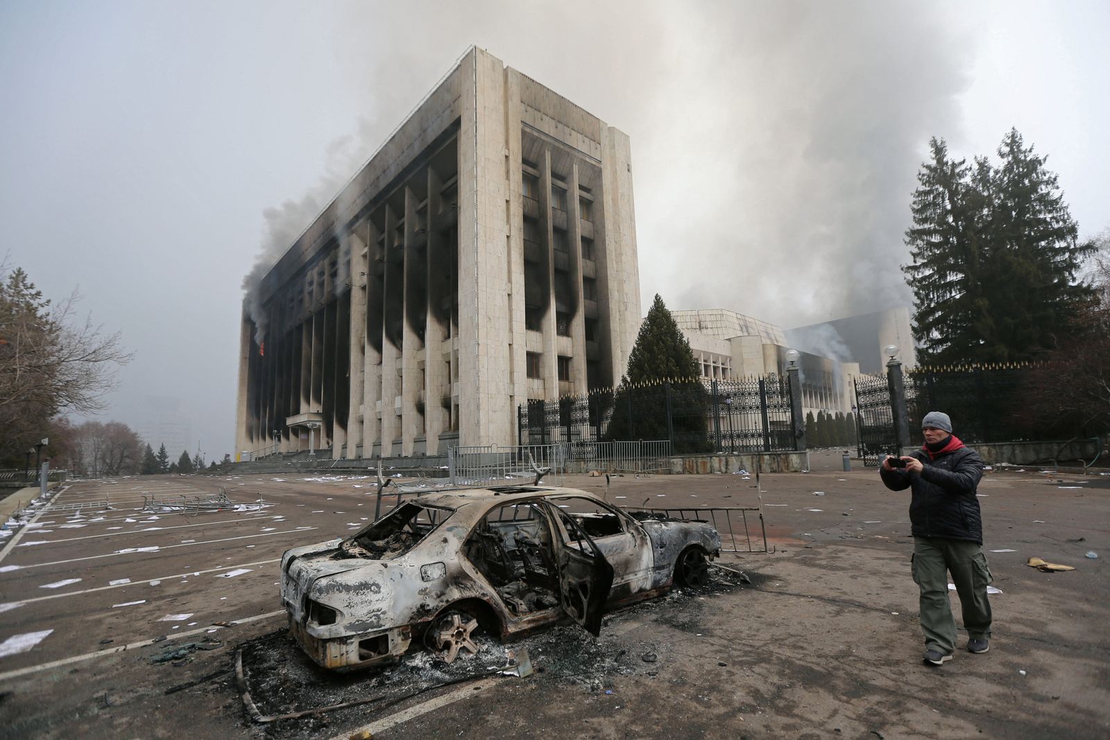 مبنى مكتب العمدة الذي أضرمت فيه النيران خلال الاحتجاجات التي اندلعت بسبب زيادة أسعار الوقود في ألما آتا، كازاخستان، 6 يناير2022 - REUTERS